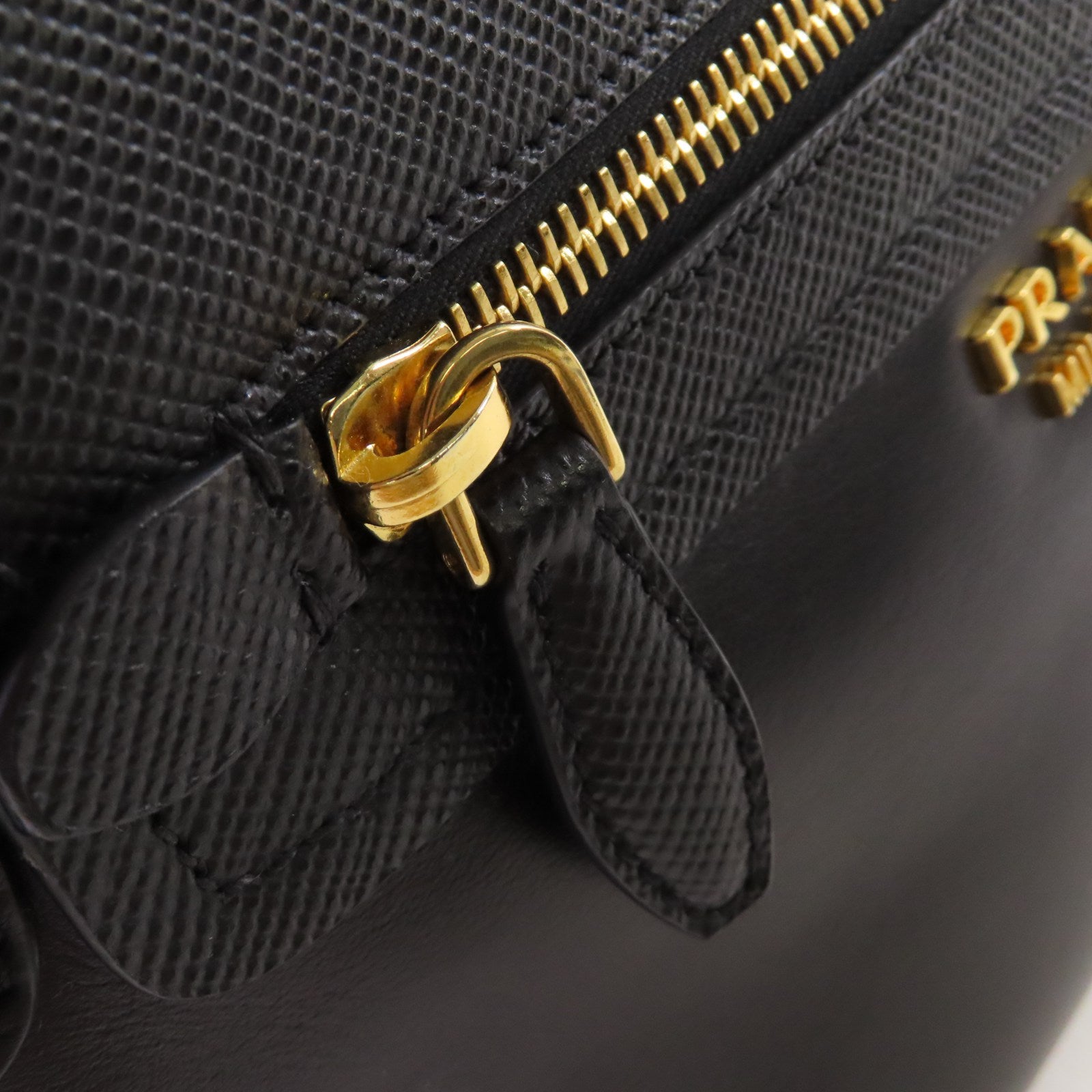 PRADA Saffiano皮革Corsaire Shoulder Bag金扣肩背袋黑色