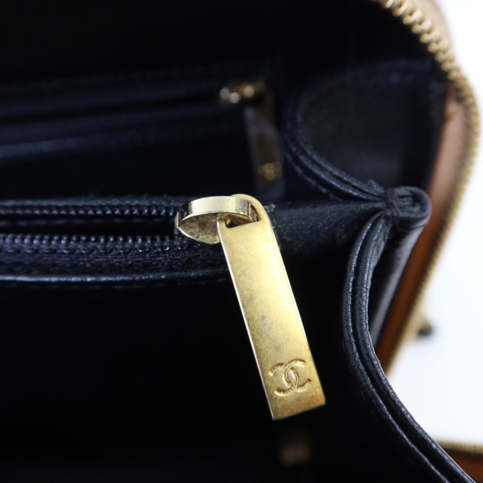 CHANEL 牛皮皮革Filigree Vanity Case Medium金扣鏈帶手挽肩背兩用袋