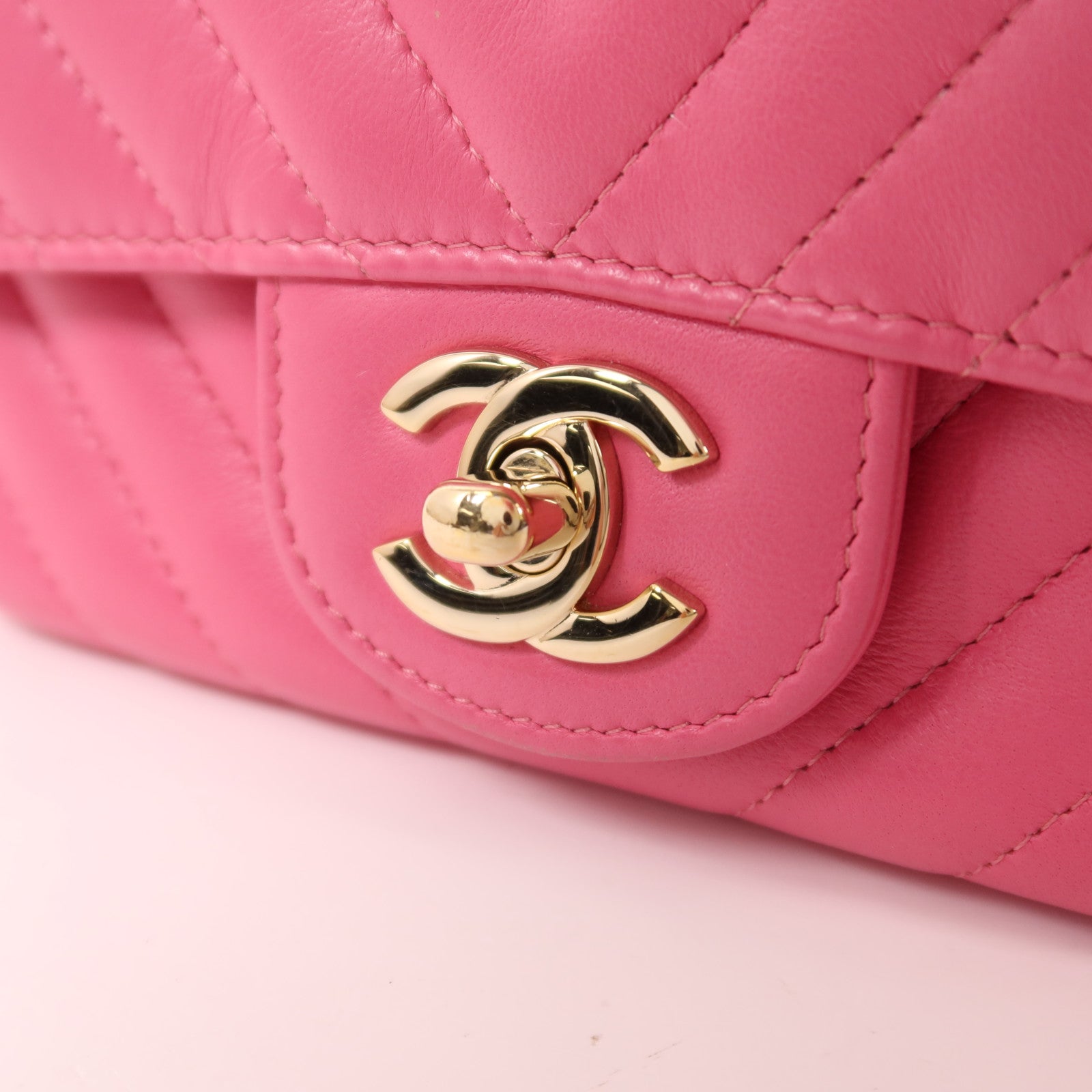 CHANEL 羊皮皮革Mini Classic 17金扣鏈帶肩背袋