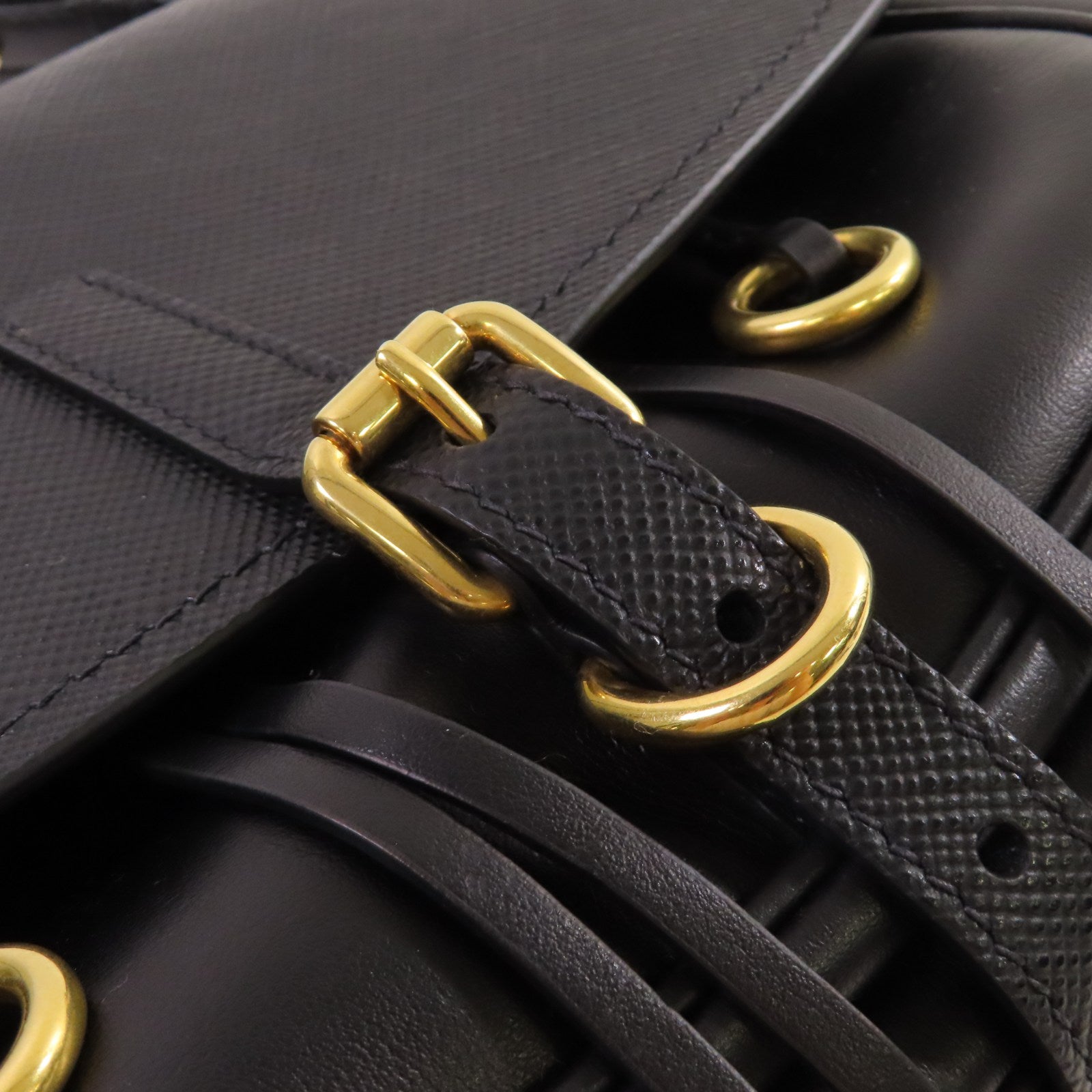 PRADA Saffiano皮革Corsaire Shoulder Bag金扣肩背袋黑色
