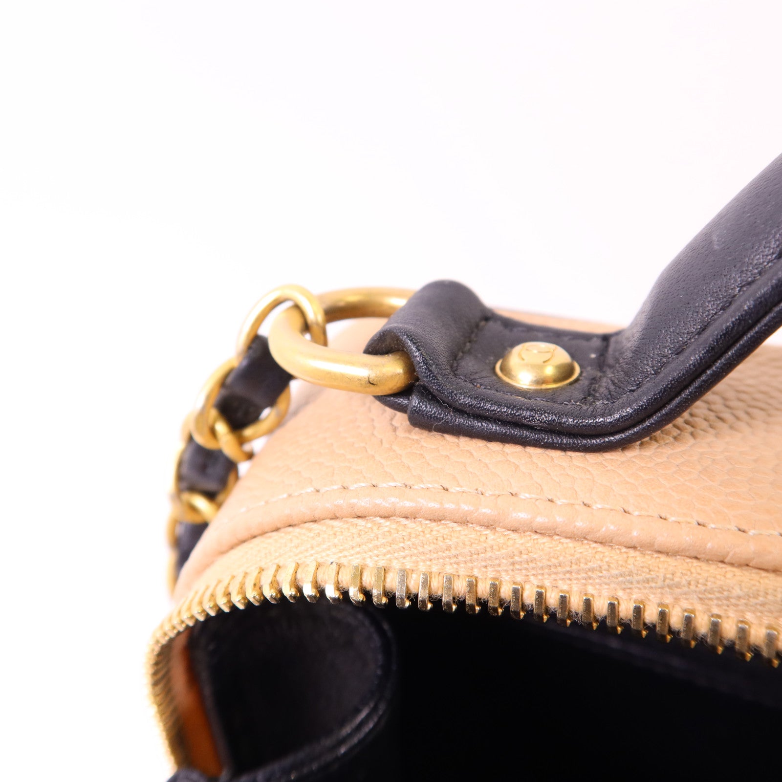 CHANEL 牛皮皮革Filigree Vanity Case Medium金扣鏈帶手挽肩背兩用袋