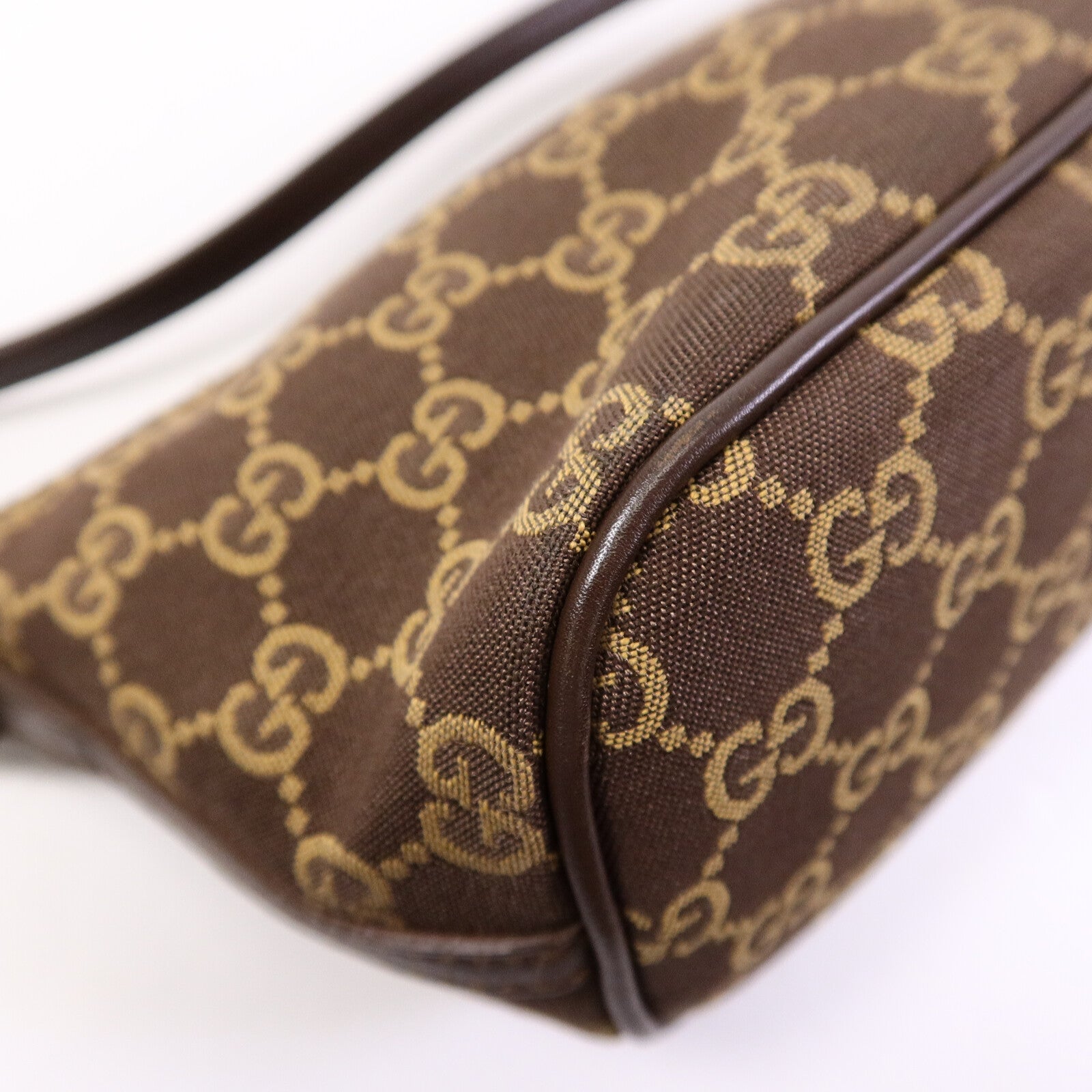 GUCCI 帆布Shoulder Pouch肩背袋