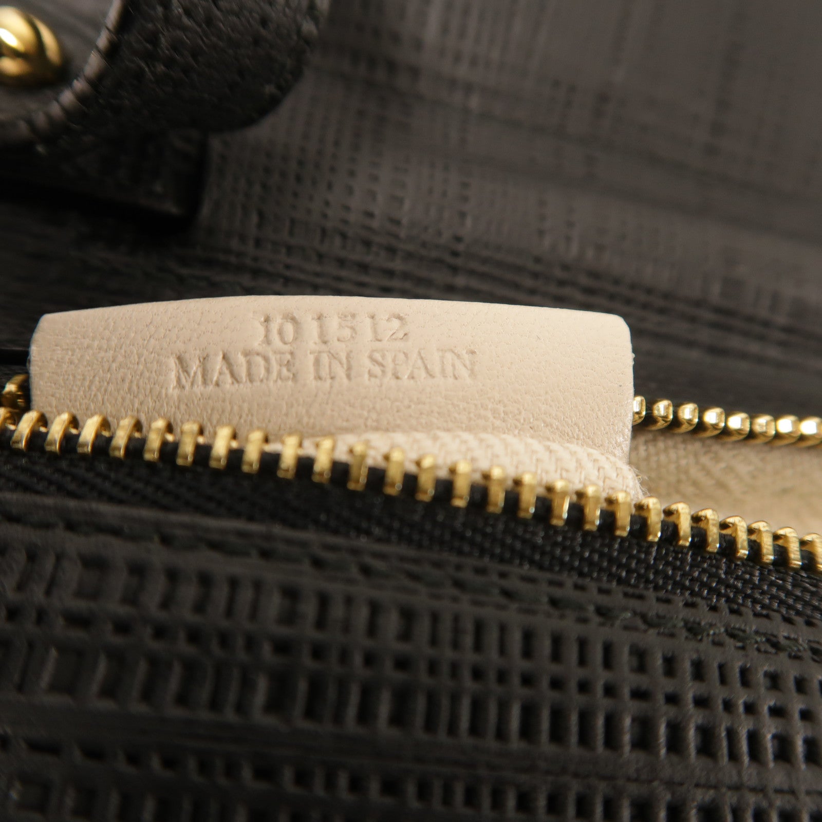 LOEWE 牛皮皮革Anagram金扣肩背袋