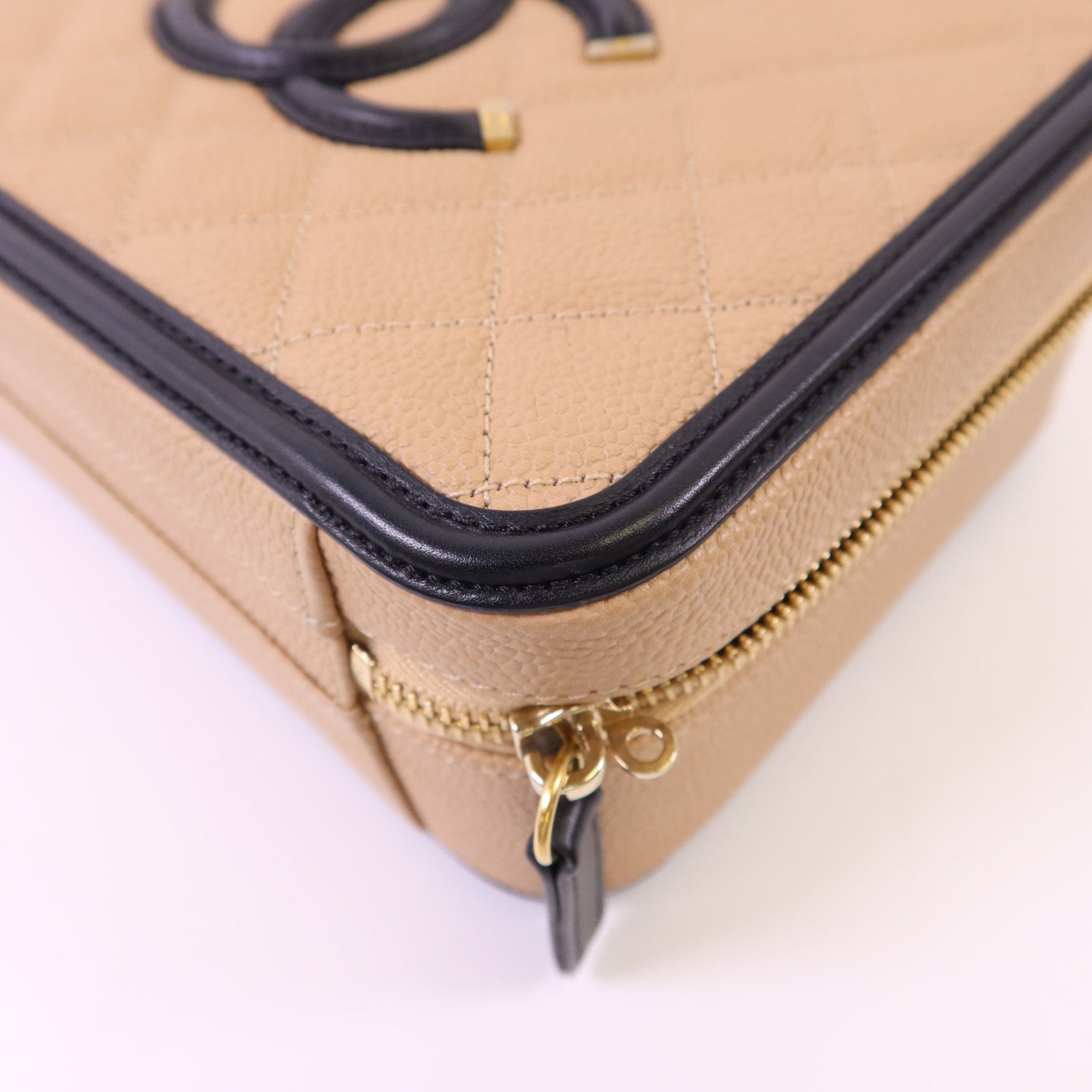 CHANEL 牛皮皮革Filigree Vanity Case Medium金扣鏈帶手挽肩背兩用袋