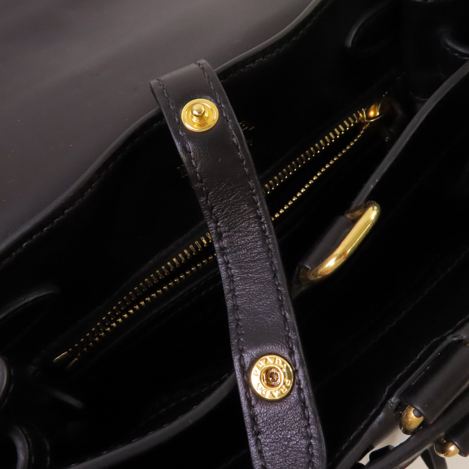 PRADA Saffiano皮革Corsaire Shoulder Bag金扣肩背袋黑色