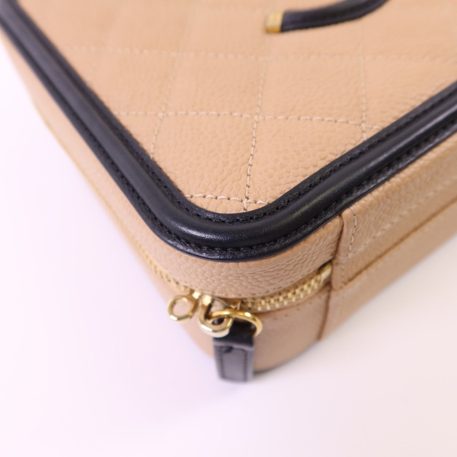 CHANEL 牛皮皮革Filigree Vanity Case Medium金扣鏈帶手挽肩背兩用袋