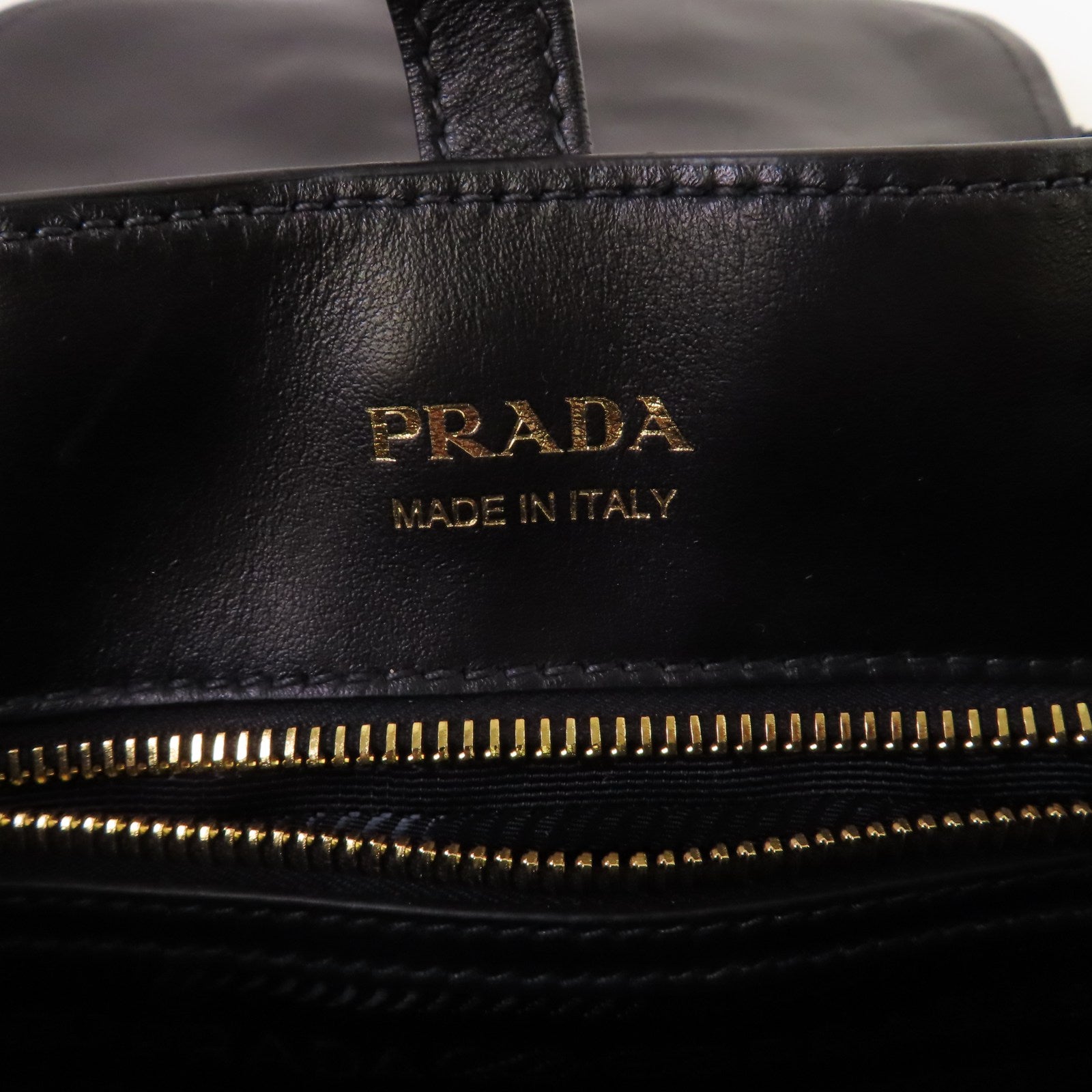 PRADA Saffiano皮革Corsaire Shoulder Bag金扣肩背袋黑色