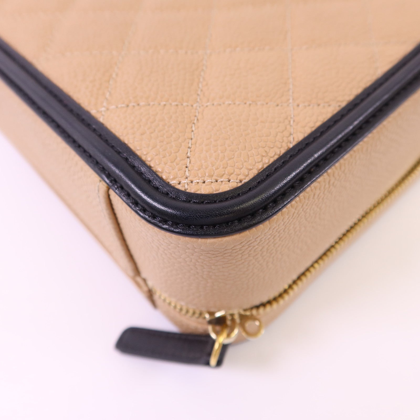 CHANEL 牛皮皮革Filigree Vanity Case Medium金扣鏈帶手挽肩背兩用袋