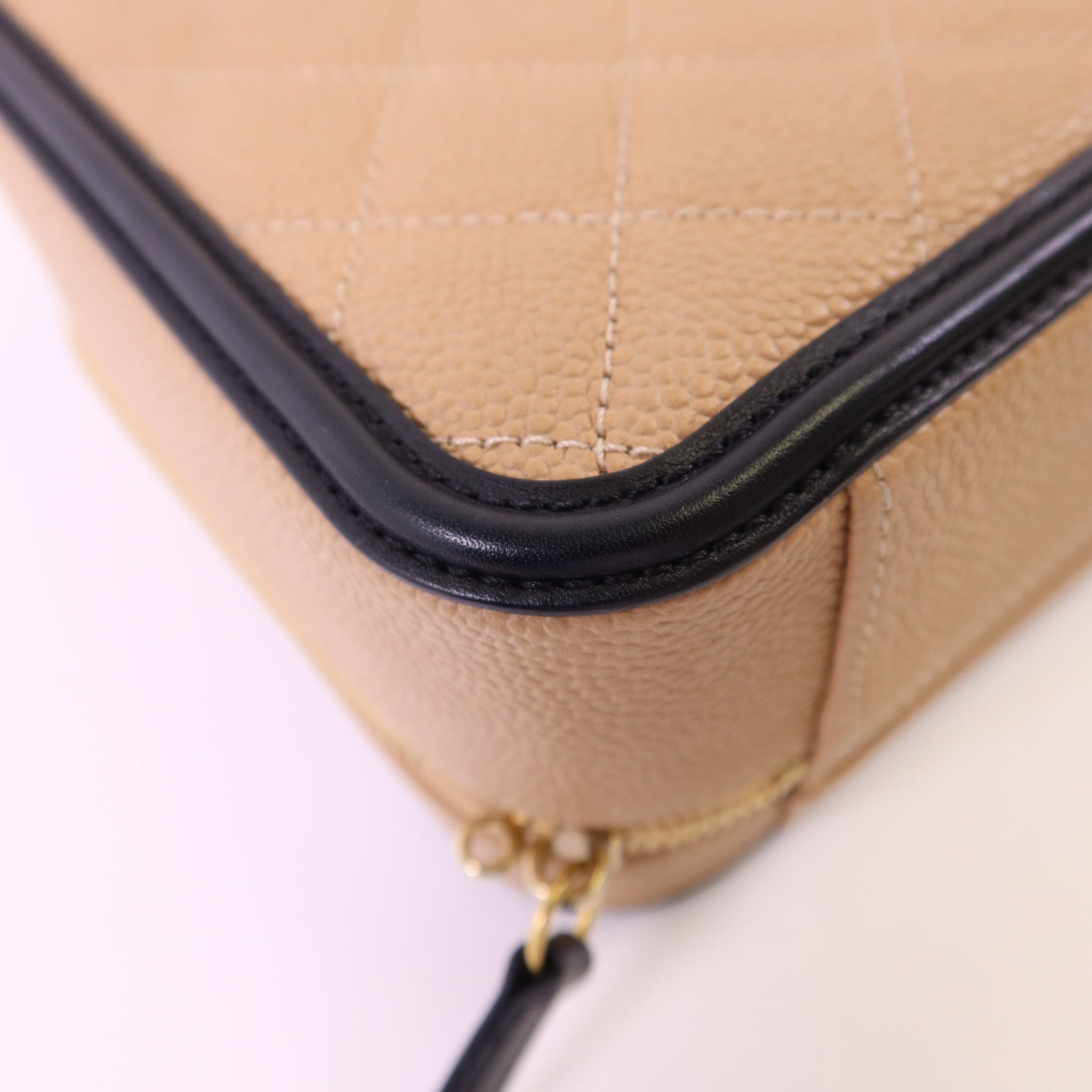 CHANEL 牛皮皮革Filigree Vanity Case Medium金扣鏈帶手挽肩背兩用袋