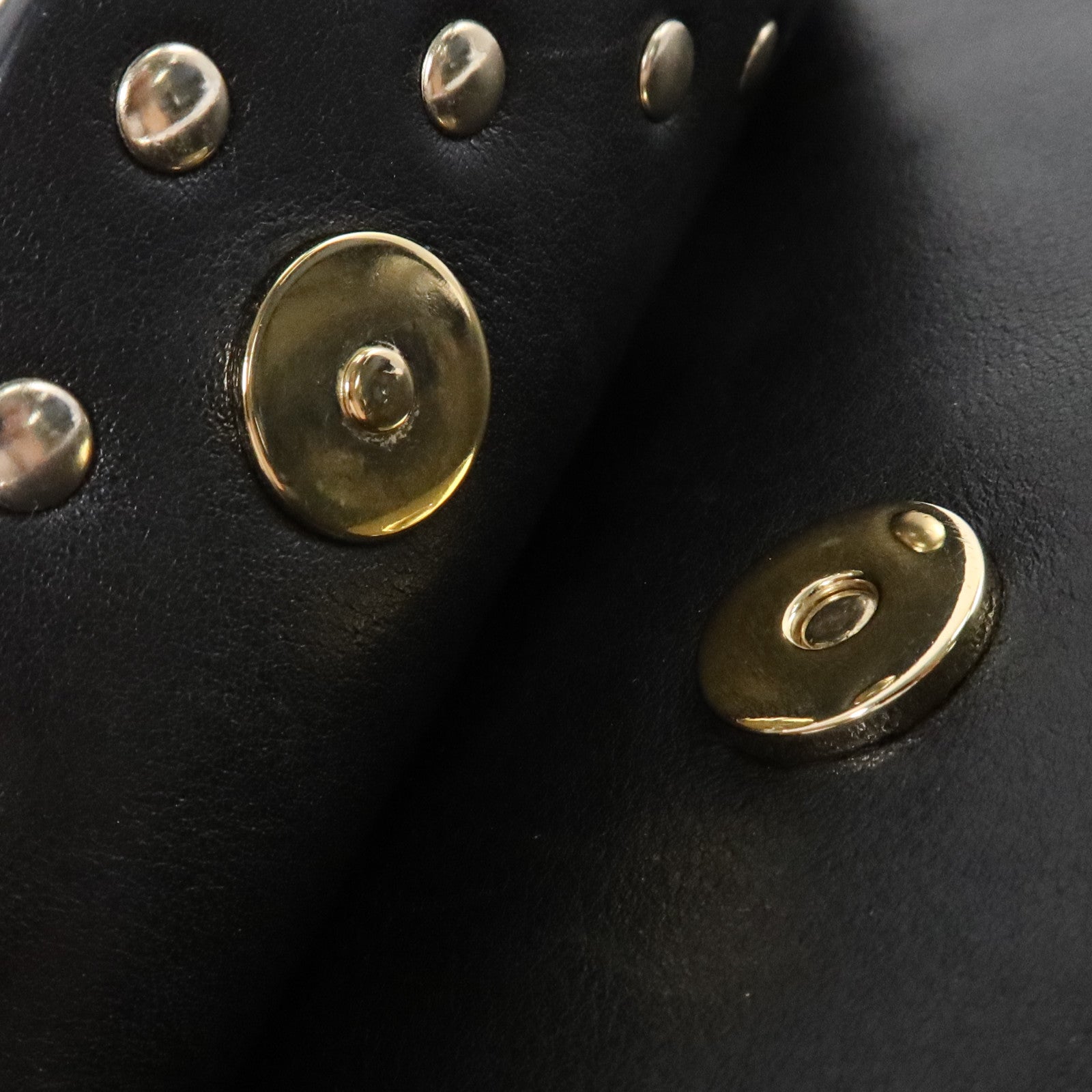 Valentino 牛皮皮革Rockstud Clutch金扣手拿包