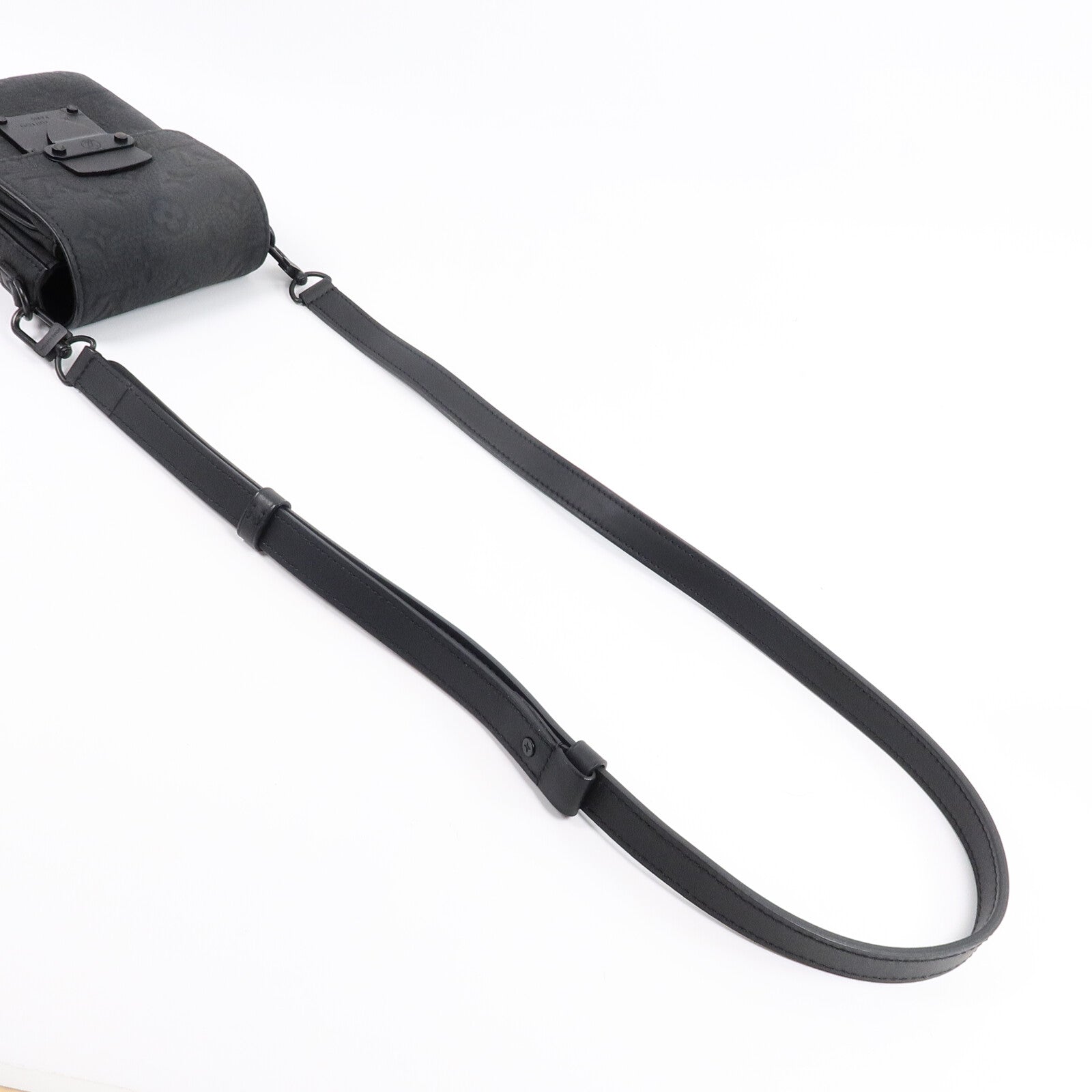 LOUIS VUITTON Monogram Taurillon S-Lock Vertical Wearable肩背袋