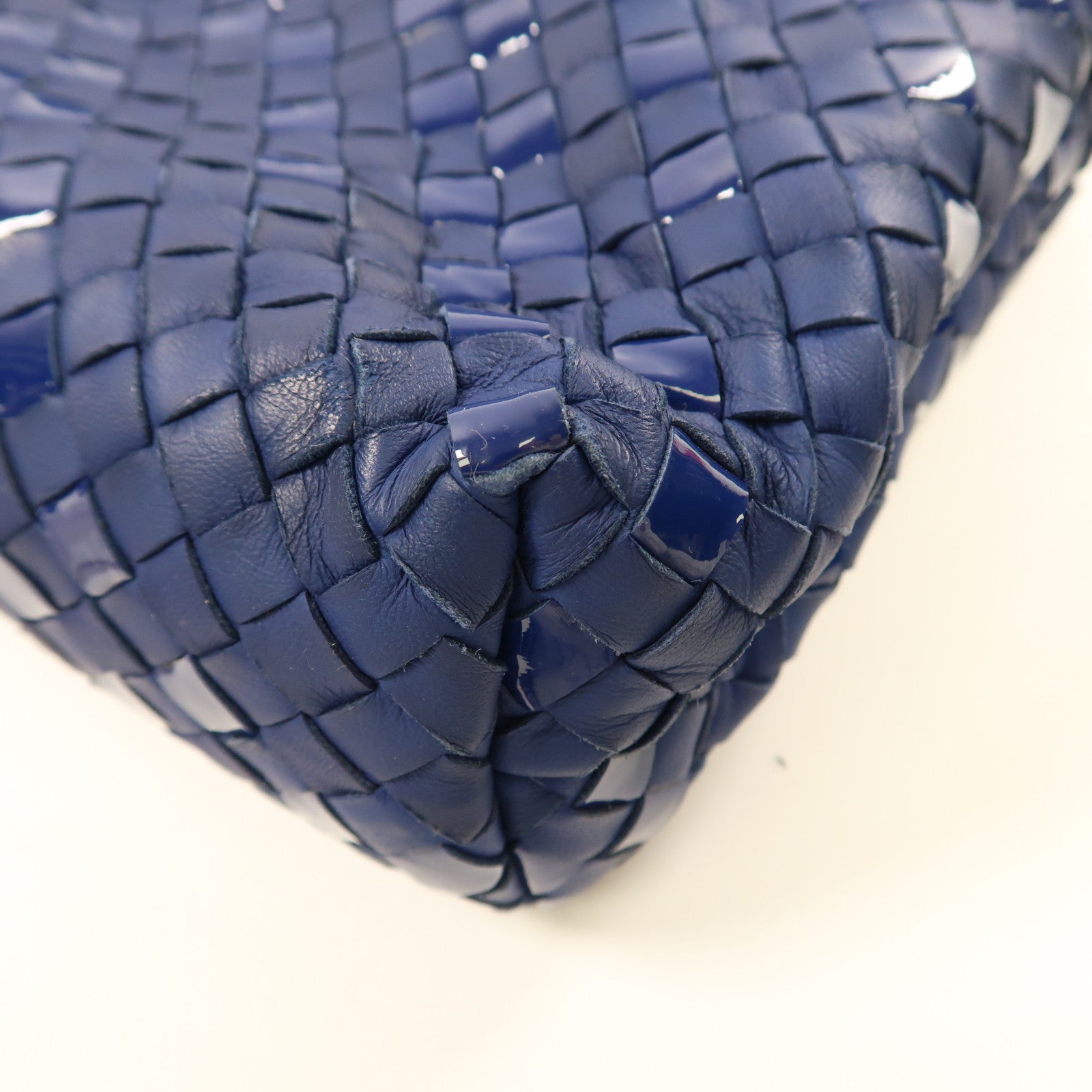 BOTTEGA VENETA 羊皮皮革Shoulder Bag黑扣鏈帶肩背袋深藍色
