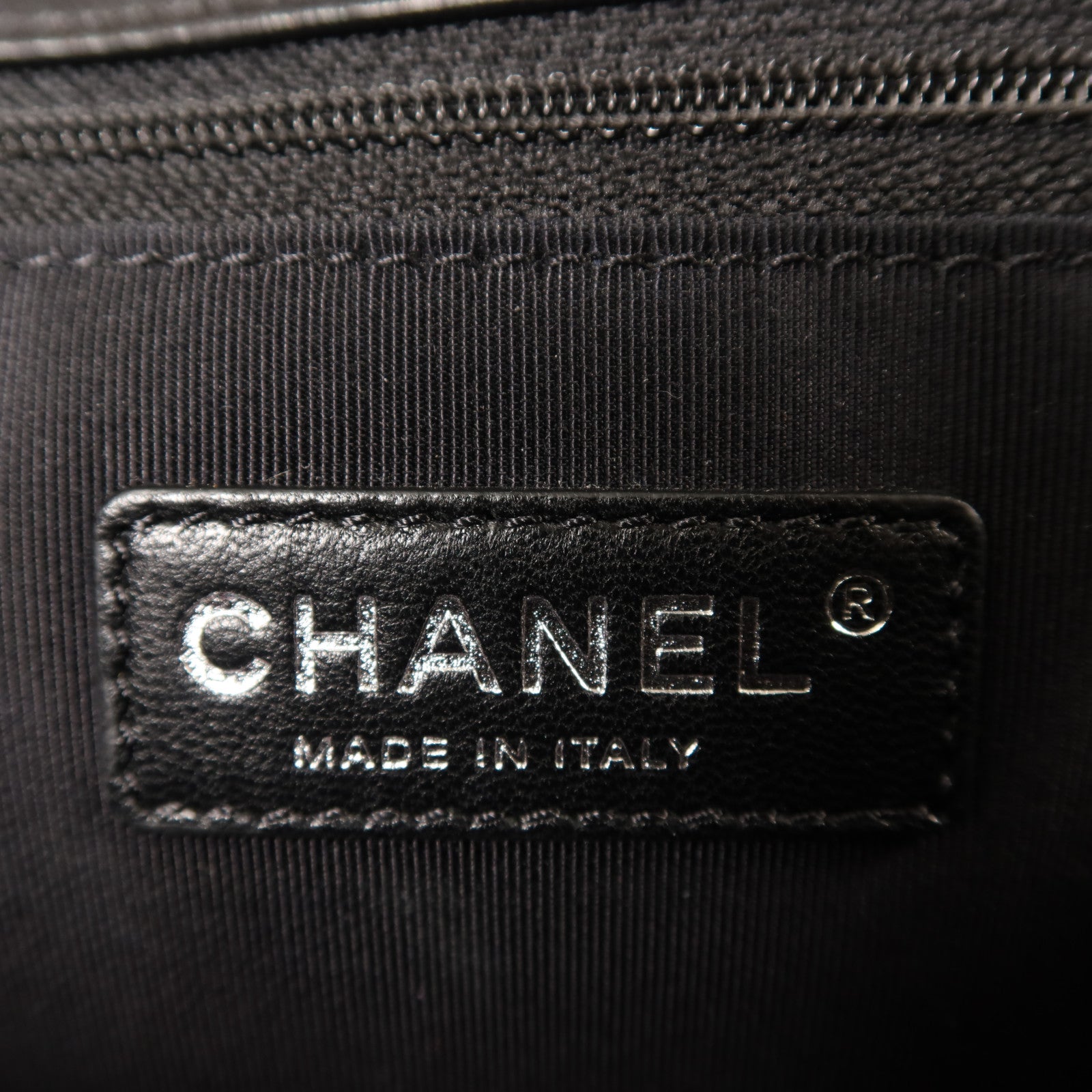CHANEL 漆皮皮革Boy 28銀扣鏈帶肩背袋
