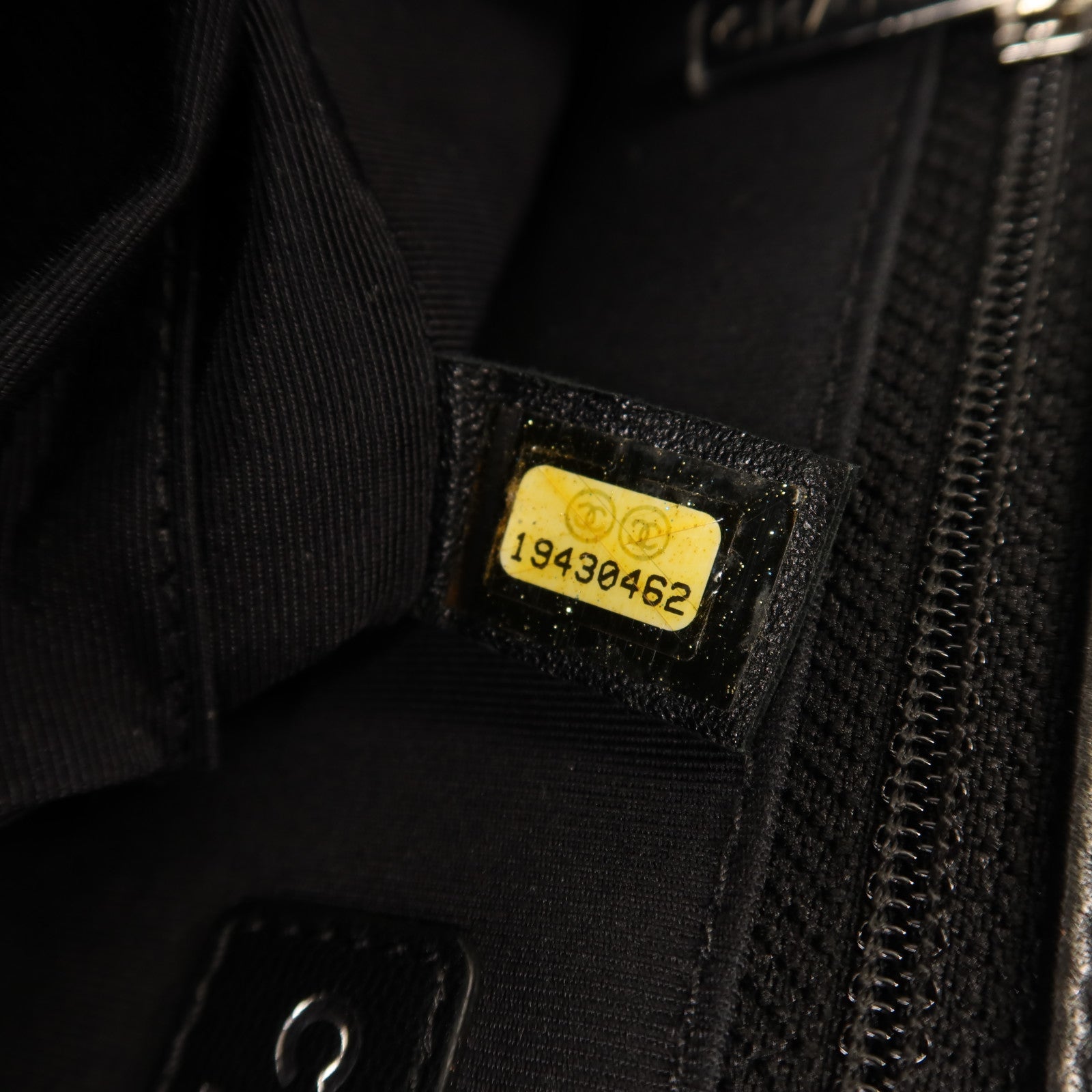 CHANEL 漆皮皮革Boy 28銀扣鏈帶肩背袋