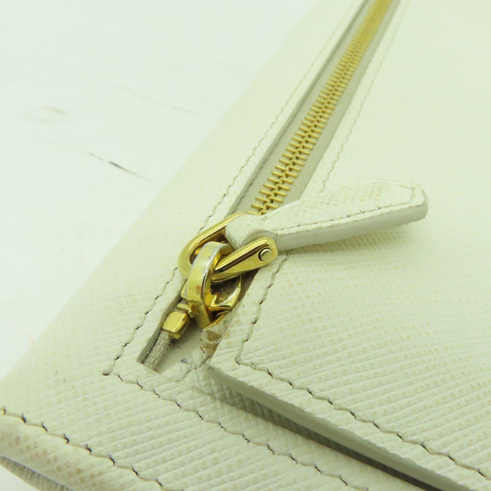 PRADA 牛皮皮革Long Wallet金扣長錢包白色