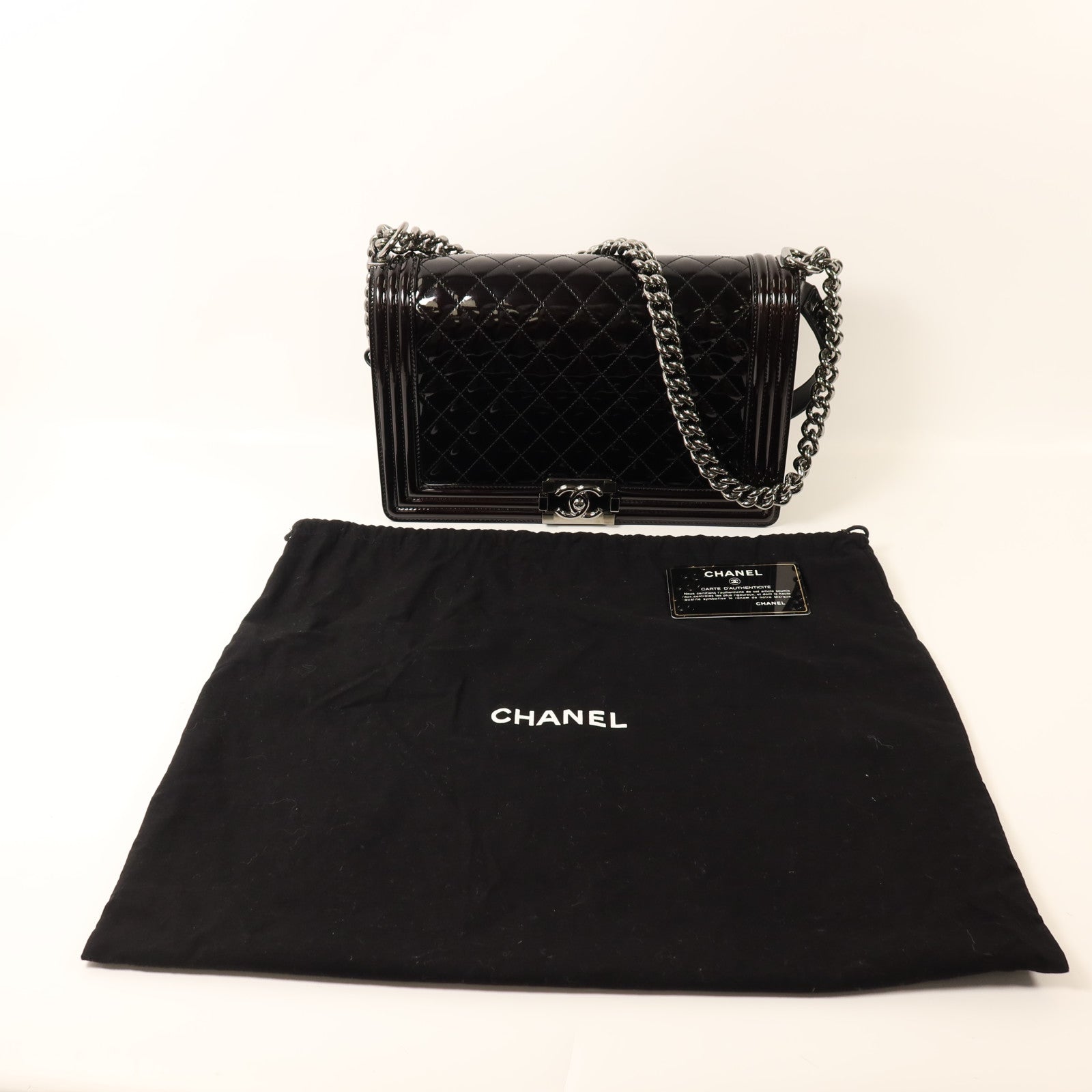 CHANEL 漆皮皮革Boy 28銀扣鏈帶肩背袋