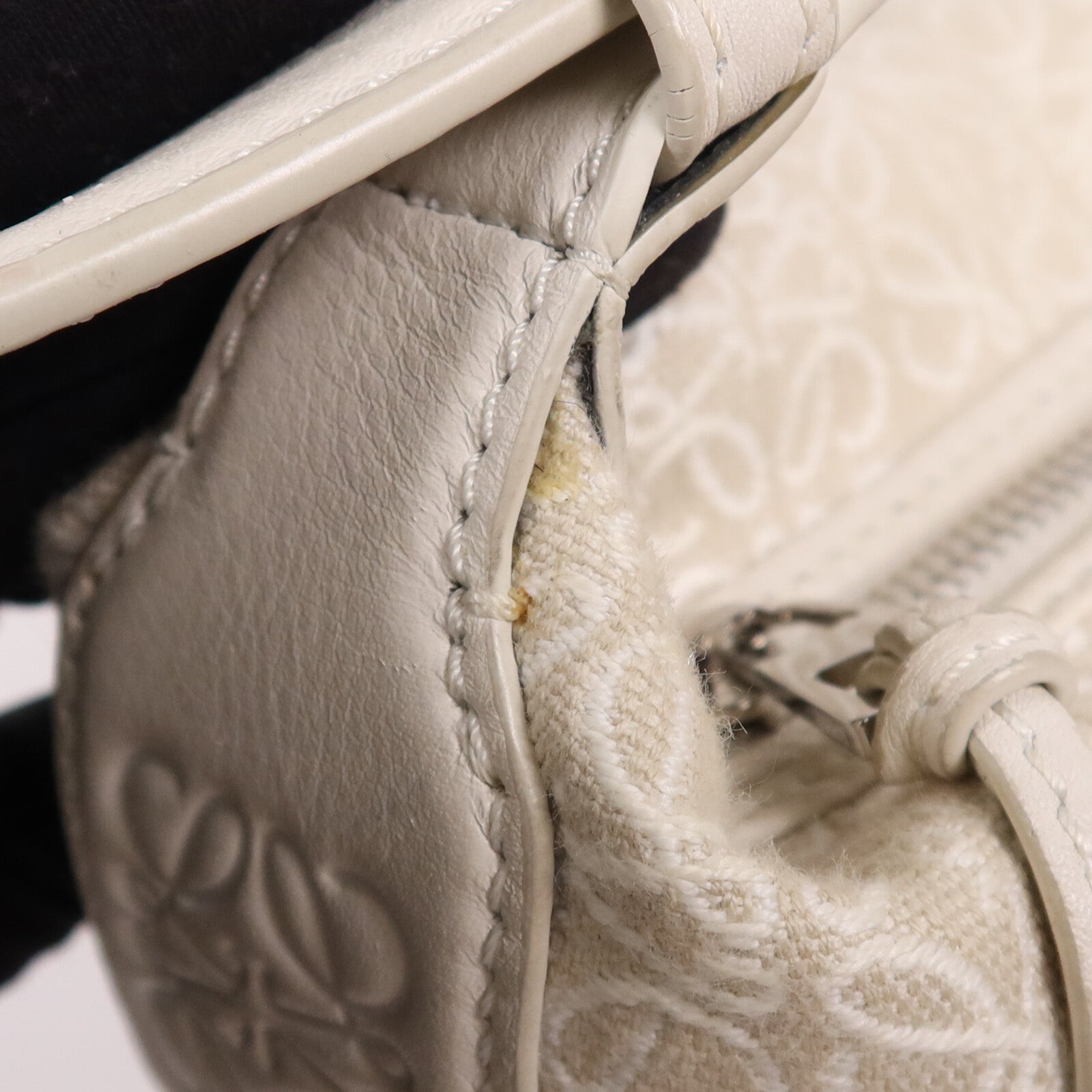 LOEWE 帆布Cubi Bag銀扣肩背袋