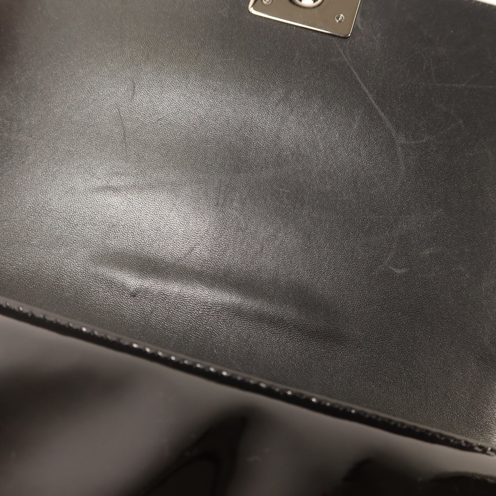 CHANEL 漆皮皮革Boy 28銀扣鏈帶肩背袋