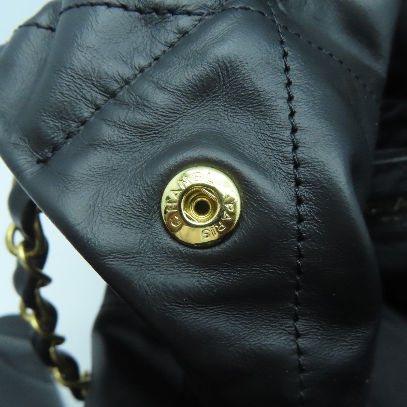 CHANEL 菱格羊皮皮革Chanel 22 Medium金扣鏈帶手挽袋黑色