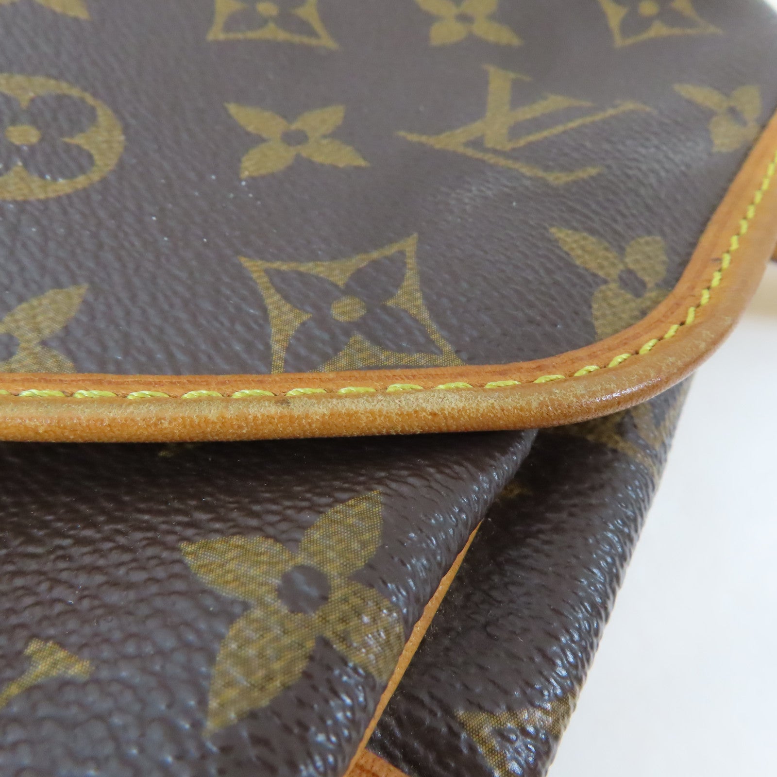 LOUIS VUITTON Monogram Saumur MM金扣肩背袋啡色