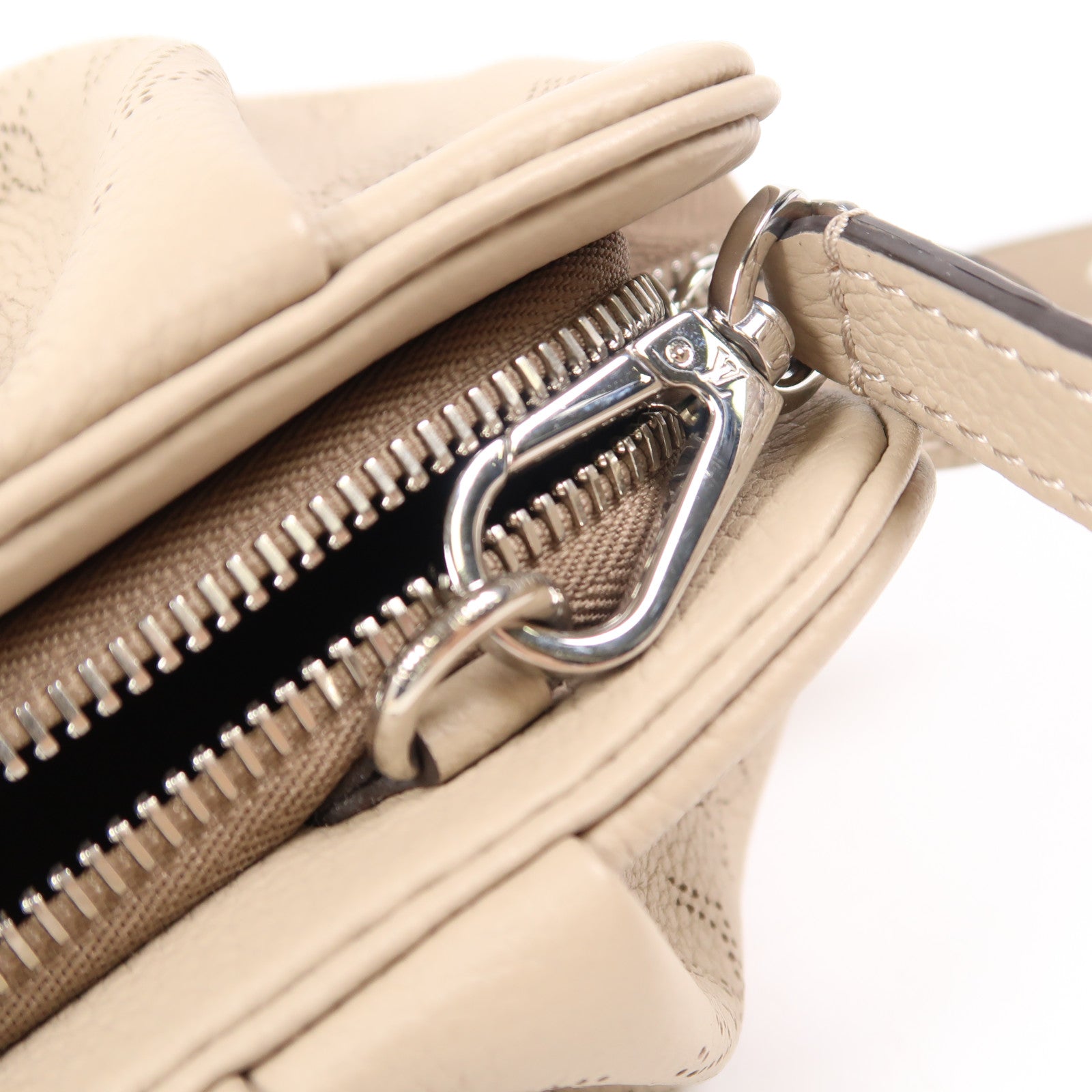 LOUIS VUITTON Monogram Mahina Scala Mini Pouch銀扣肩背袋