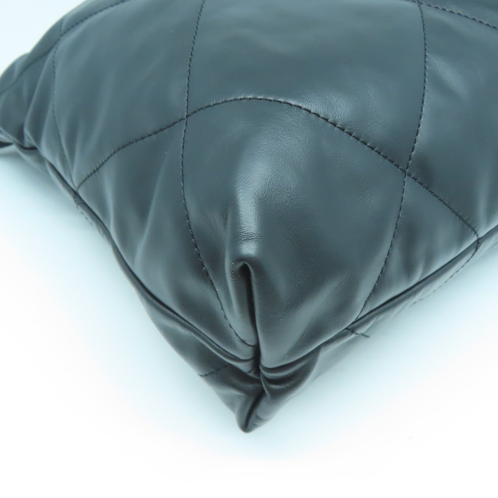 CHANEL 菱格羊皮皮革Chanel 22 Medium金扣鏈帶手挽袋黑色