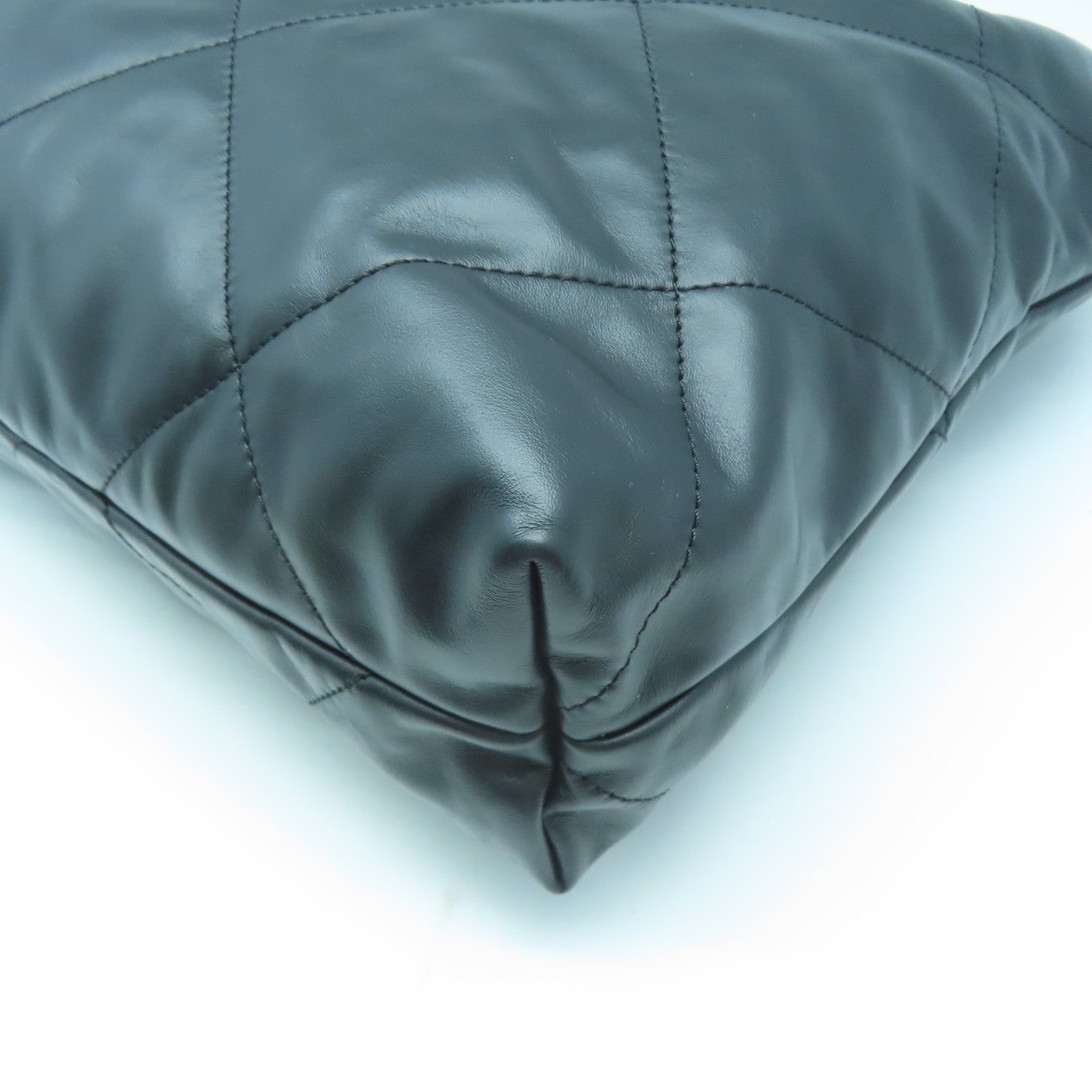 CHANEL 菱格羊皮皮革Chanel 22 Medium金扣鏈帶手挽袋黑色