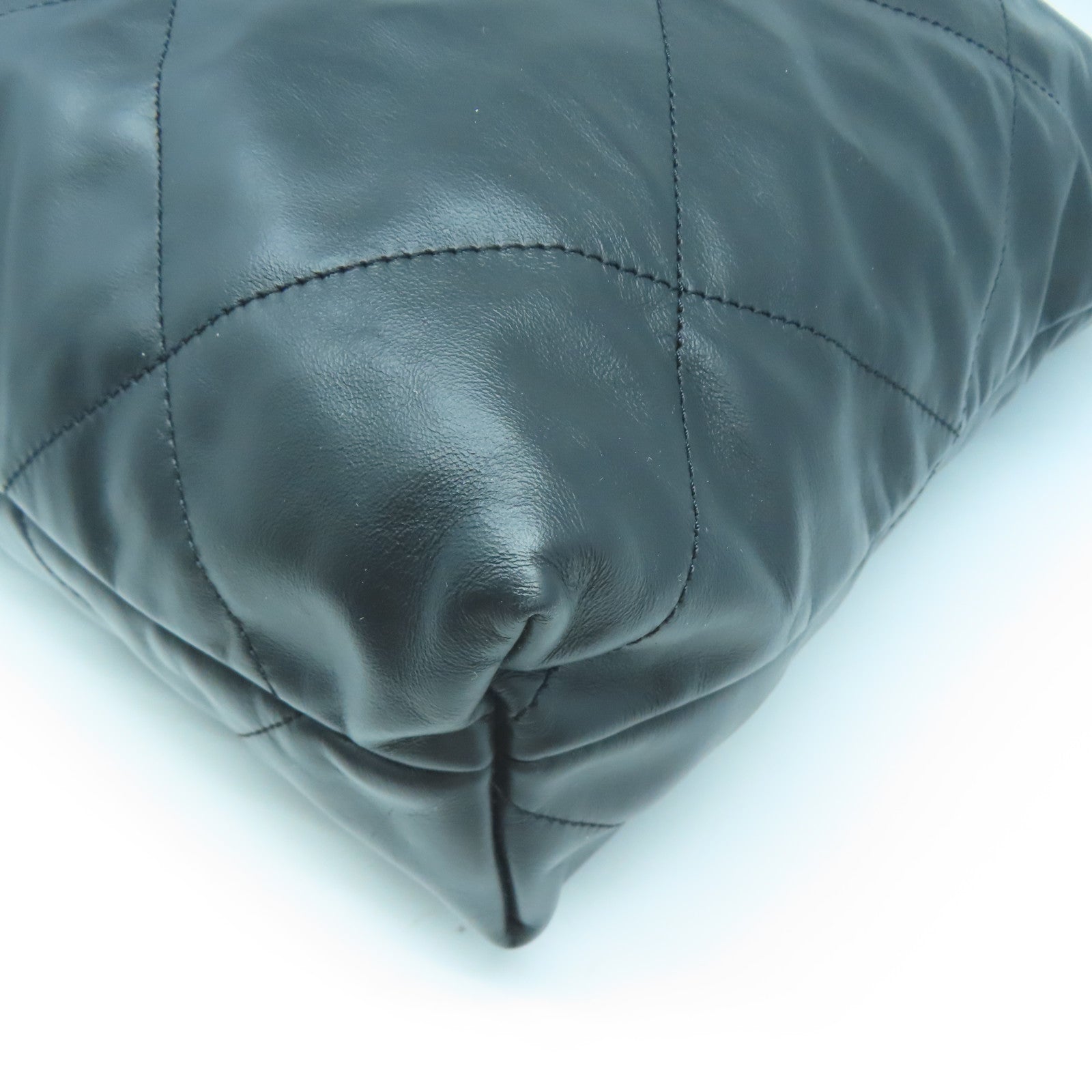 CHANEL 菱格羊皮皮革Chanel 22 Medium金扣鏈帶手挽袋黑色