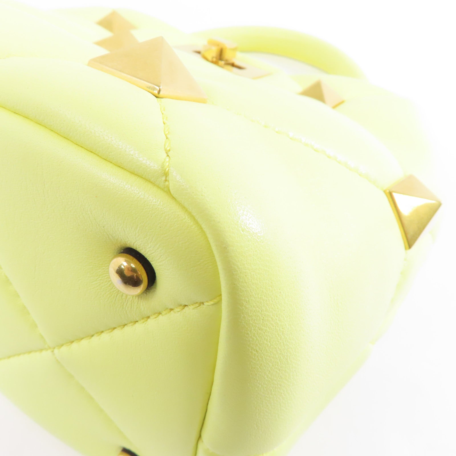 Valentino 牛皮皮革Valentino Garavani Roman Stud金扣手挽肩背兩用袋黃色