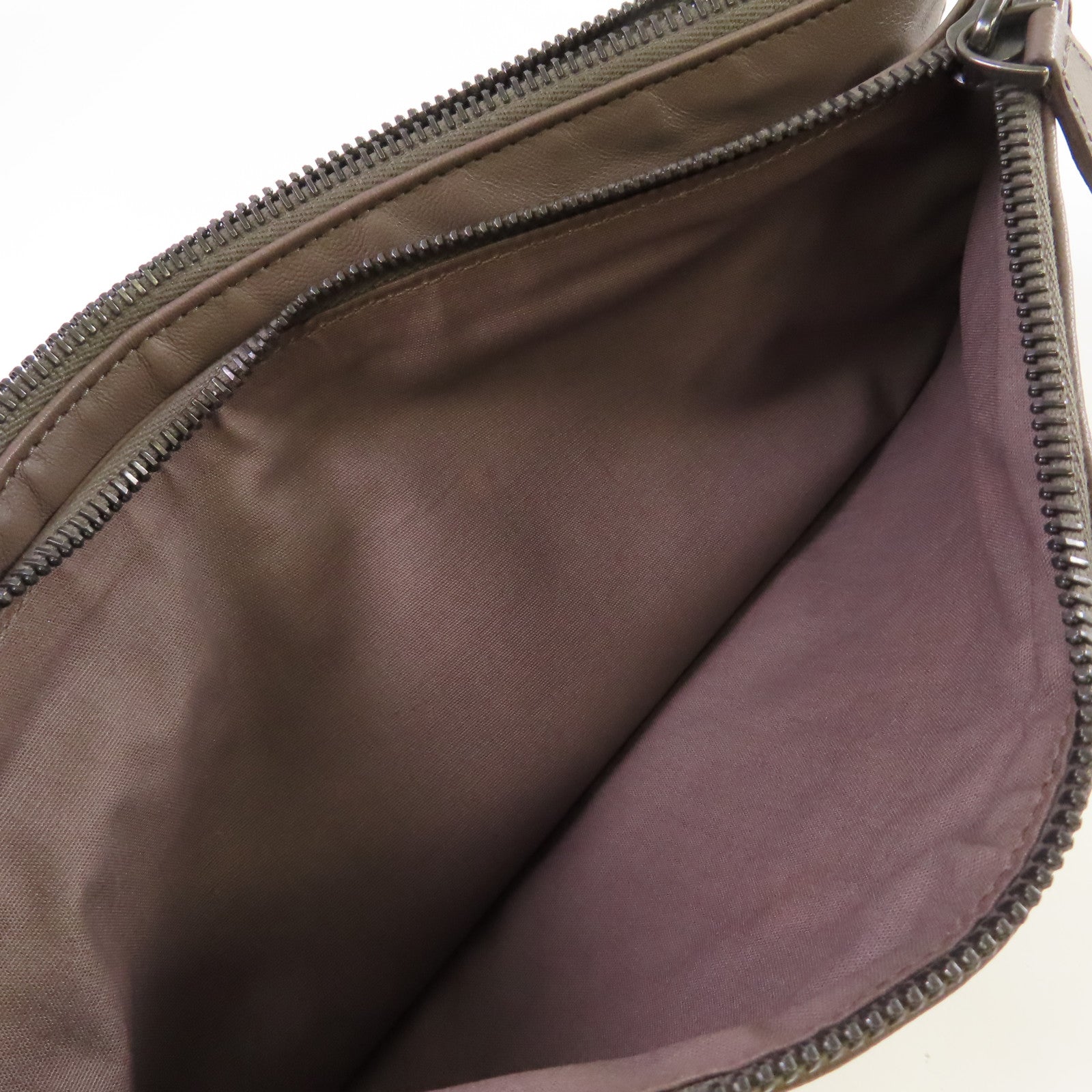 BOTTEGA VENETA 織紋皮革Clutch Bag銀扣手拿包碳灰色