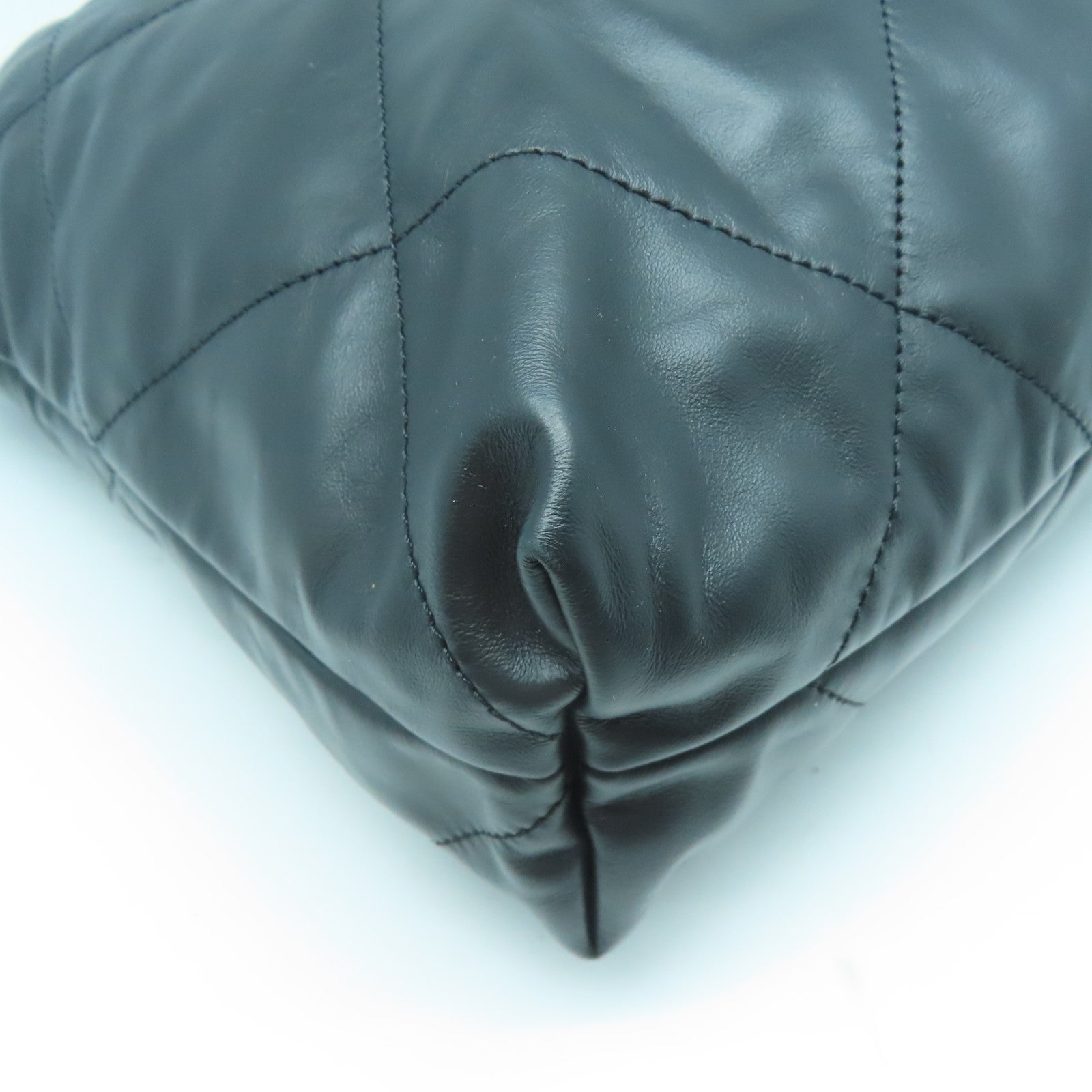 CHANEL 菱格羊皮皮革Chanel 22 Medium金扣鏈帶手挽袋黑色