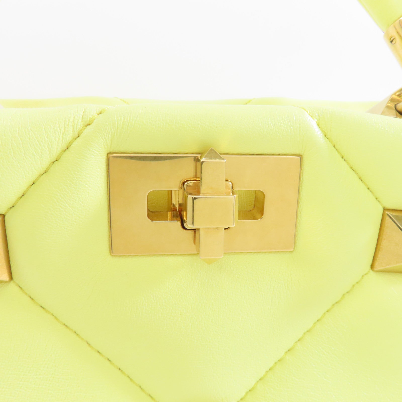 Valentino 牛皮皮革Valentino Garavani Roman Stud金扣手挽肩背兩用袋黃色