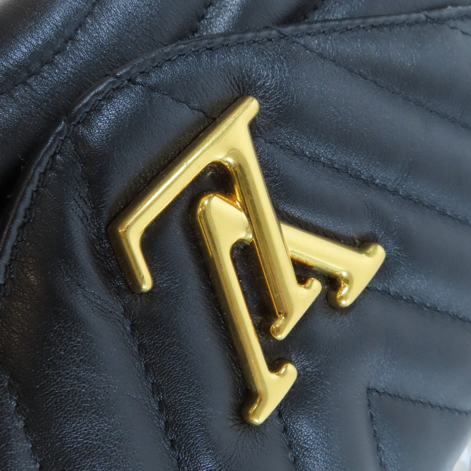 LOUIS VUITTON **【激減優惠】牛皮皮革New Wave Chain Bag MM金扣鏈帶肩背袋黑色