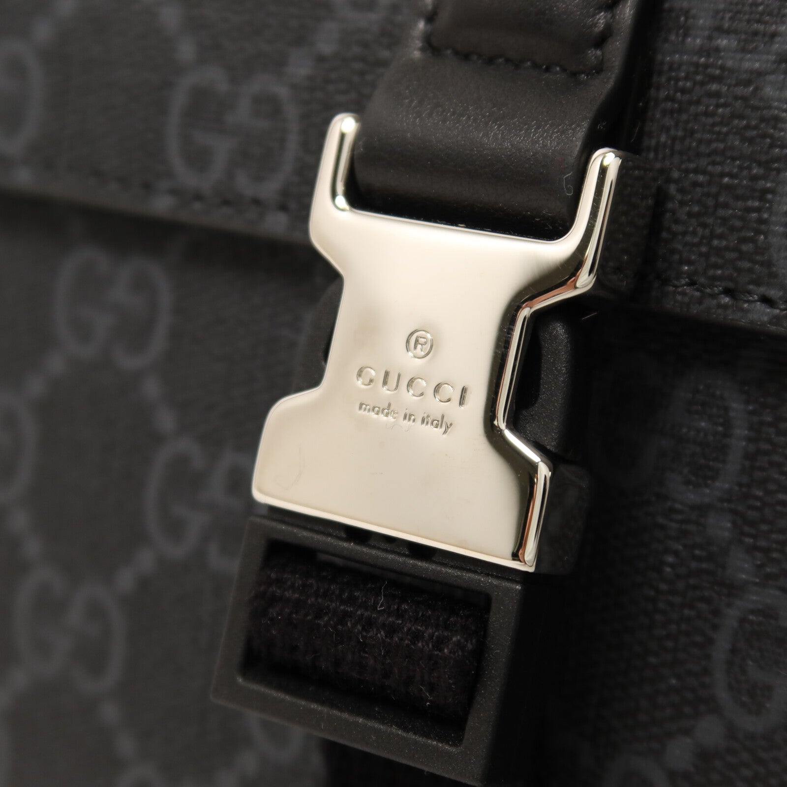GUCCI 塗層帆布GG Black Mini Bag銀扣肩背袋