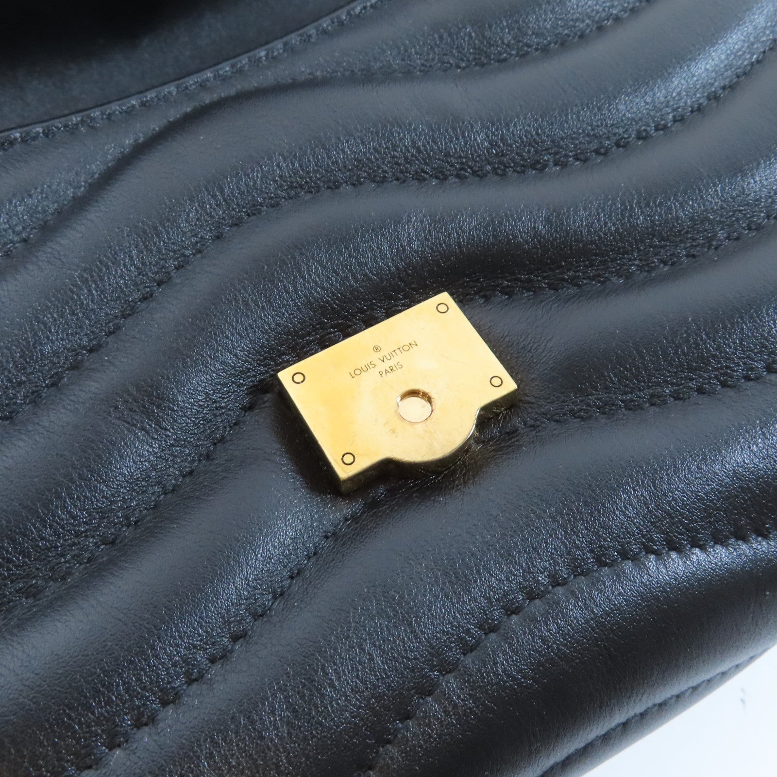 LOUIS VUITTON **【激減優惠】牛皮皮革New Wave Chain Bag MM金扣鏈帶肩背袋黑色