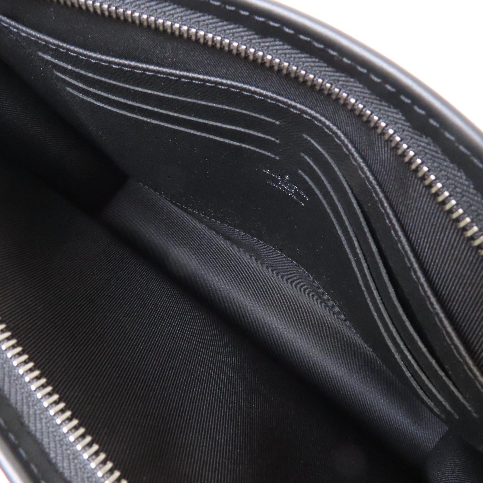 LOUIS VUITTON 【激減優惠】Monogram Eclipse Reverse Pochette Voyage MM Clutch銀扣手拿包碳灰色/黑色