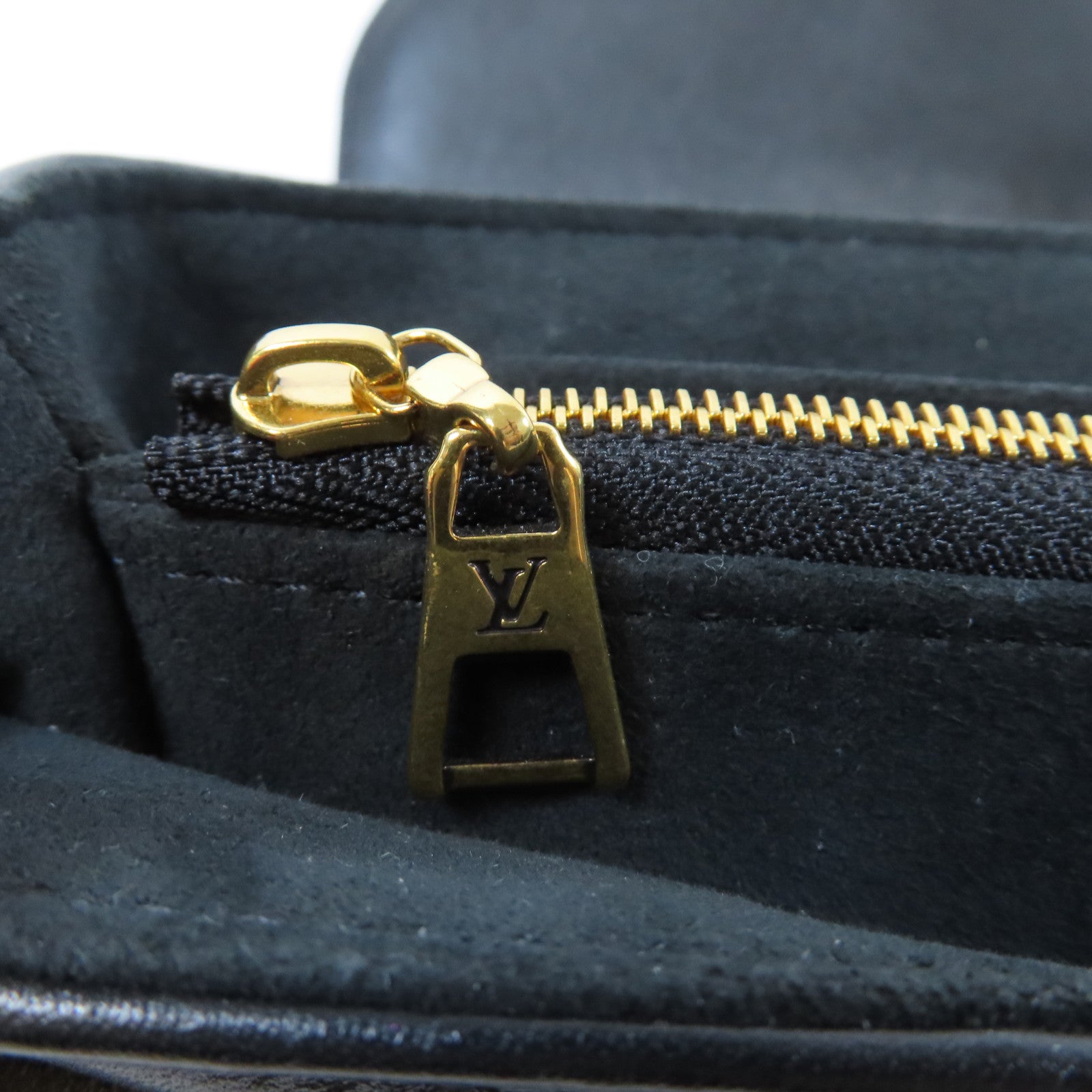 LOUIS VUITTON **【激減優惠】牛皮皮革New Wave Chain Bag MM金扣鏈帶肩背袋黑色