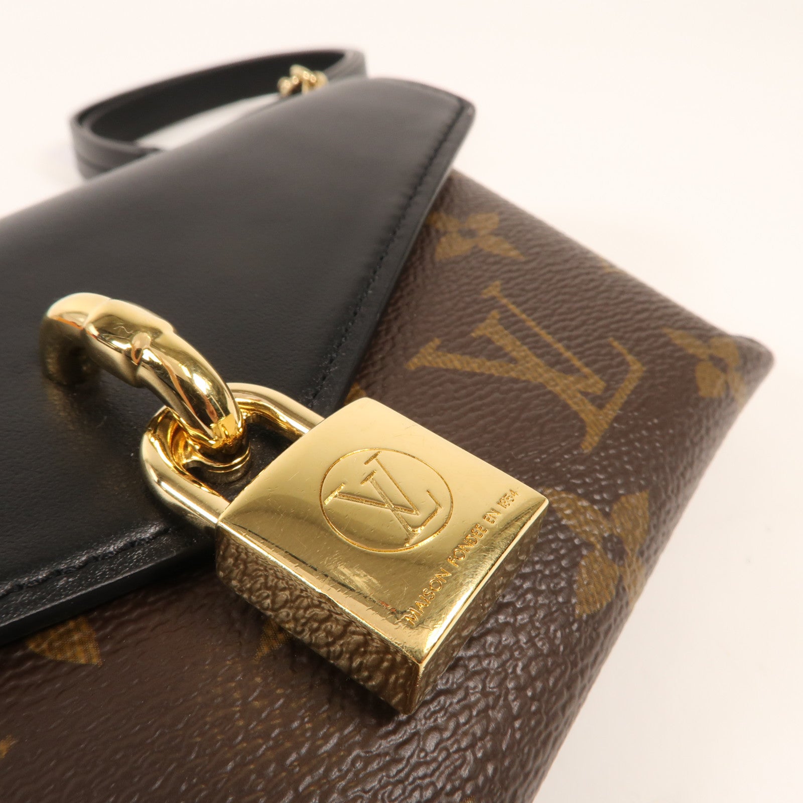 LOUIS VUITTON Monogram Padlock On Strap金扣手挽肩背兩用袋