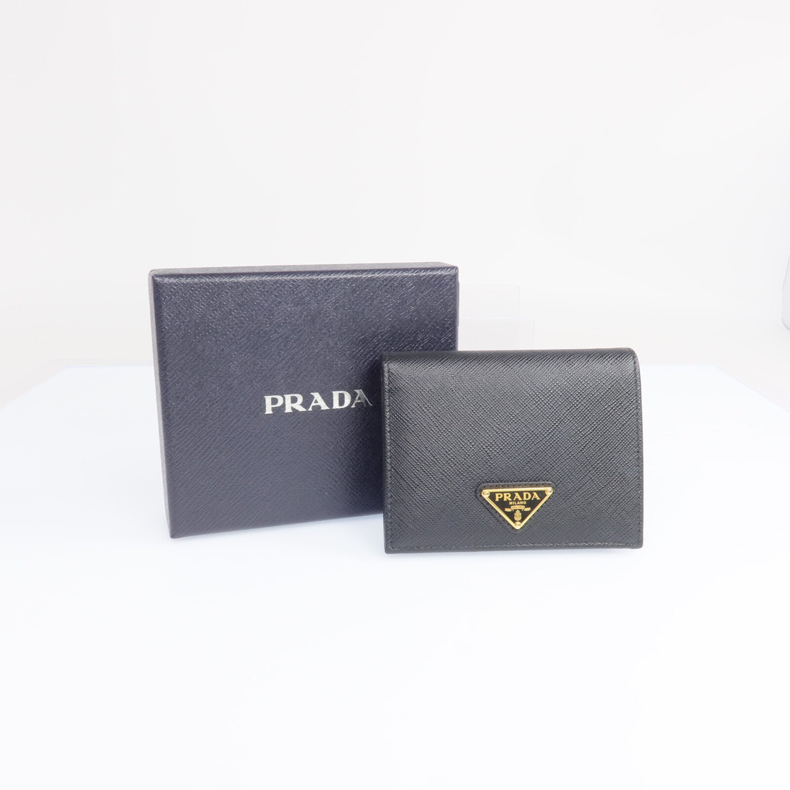 PRADA Saffiano皮革Fold Wallet金扣錢包
