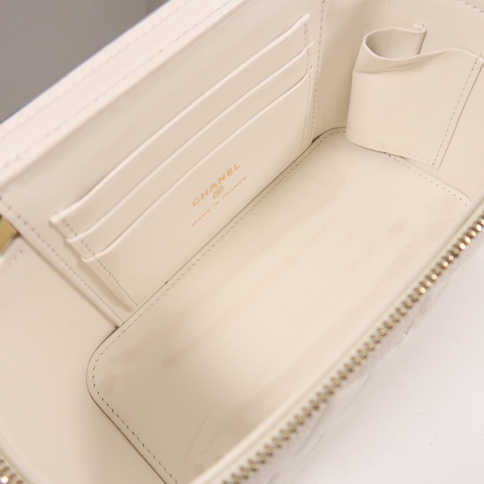 CHANEL 牛皮皮革Vanity Case金扣鏈帶肩背袋