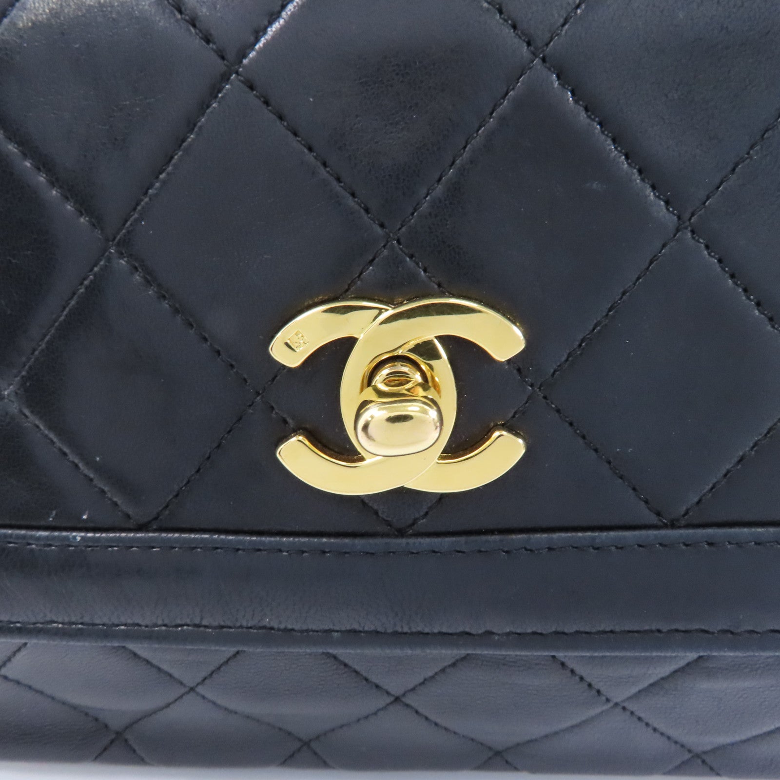 CHANEL 菱格羊皮皮革Chain Shoulder金扣鏈帶肩背袋黑色