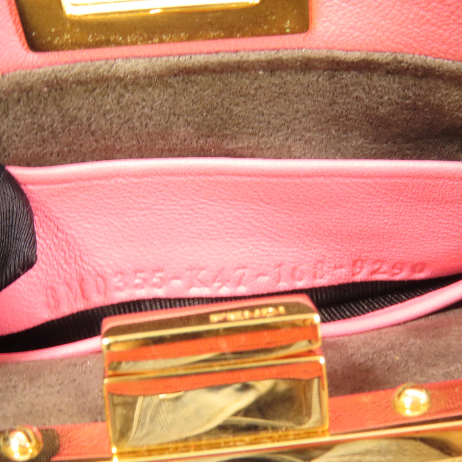 FENDI 牛皮皮革Micro Peekaboo金扣肩背袋