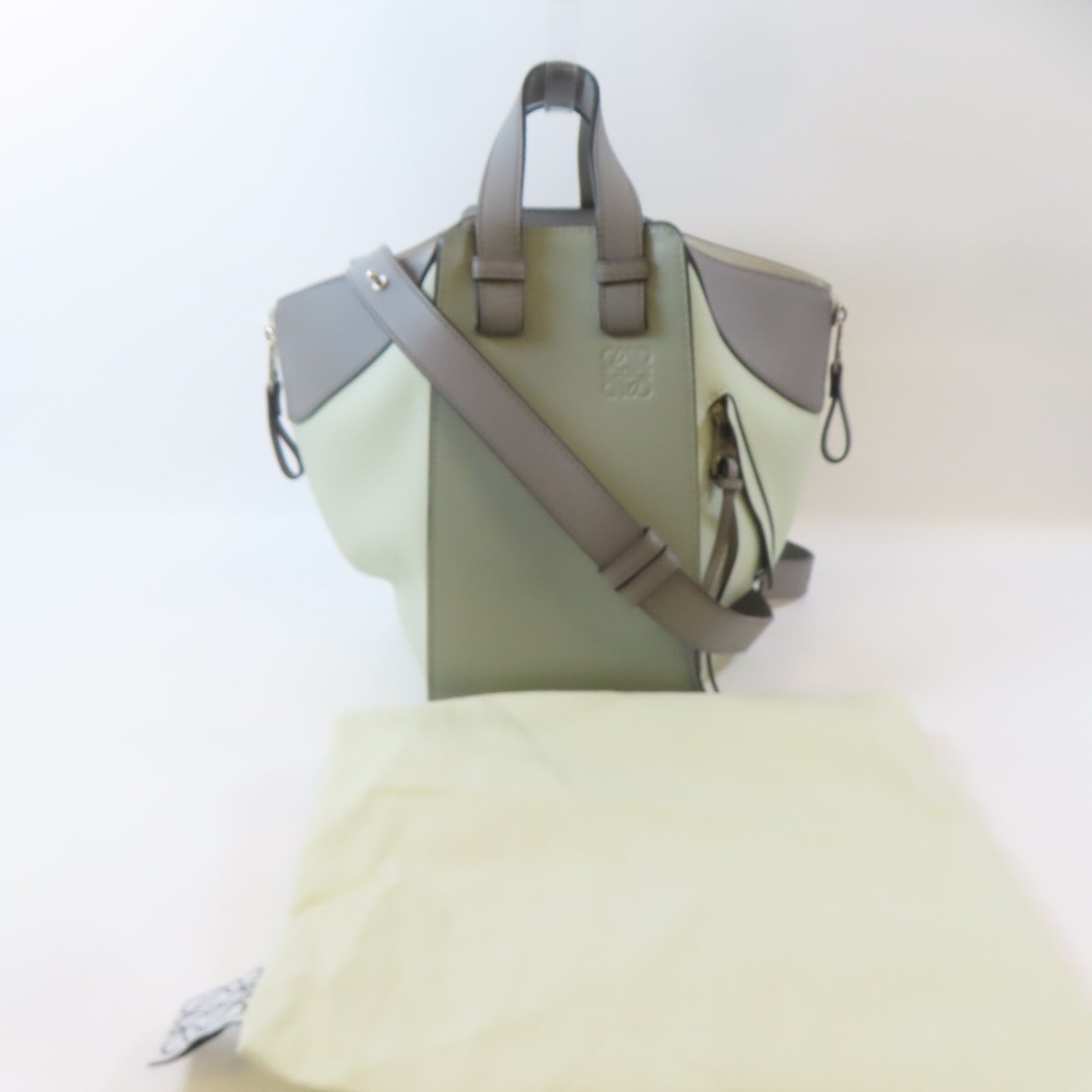 LOEWE 牛皮皮革Hammock Bag銀扣手挽肩背兩用袋灰色/淺綠色