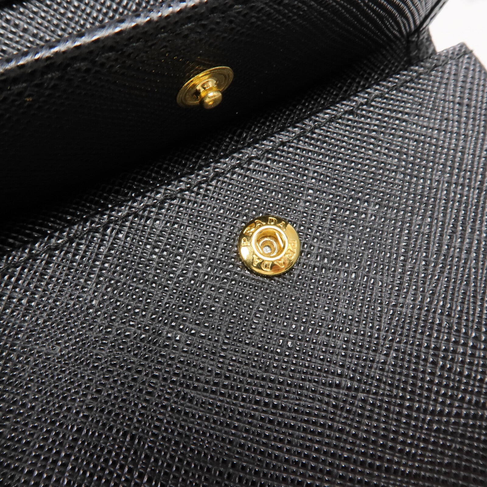 PRADA Saffiano皮革Fold Wallet金扣錢包