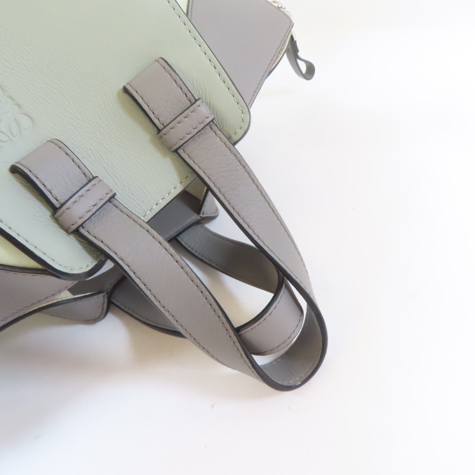 LOEWE 牛皮皮革Hammock Bag銀扣手挽肩背兩用袋灰色/淺綠色