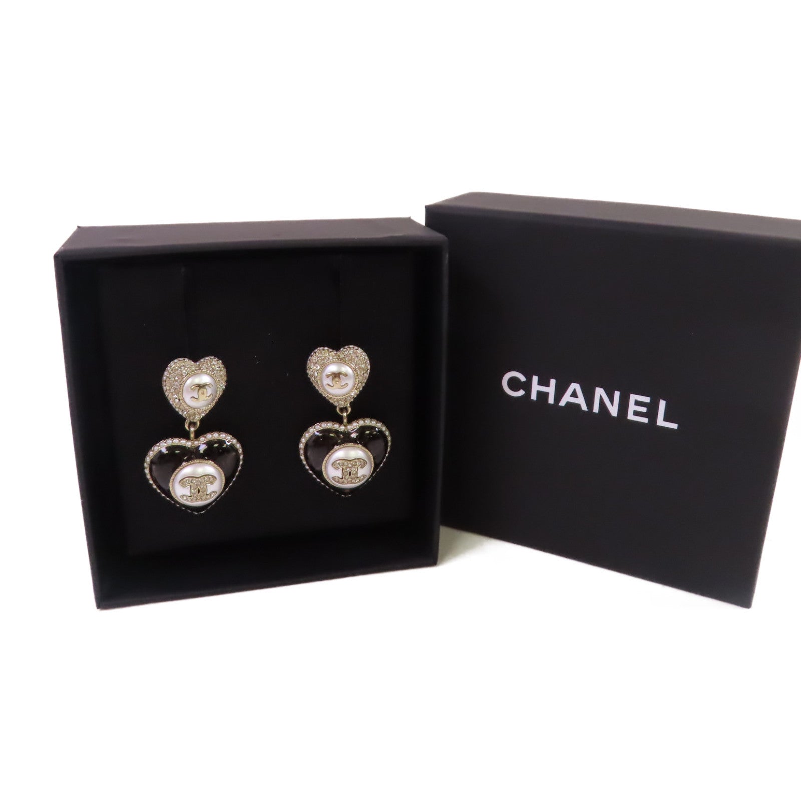 CHANEL 金屬/仿珍珠/水鑽CC Heart Earrings金扣耳環/白色/黑色/金色