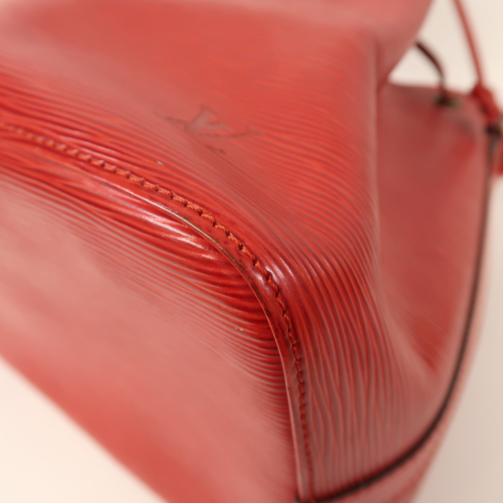 LOUIS VUITTON Epi Petit Noe金扣肩背袋