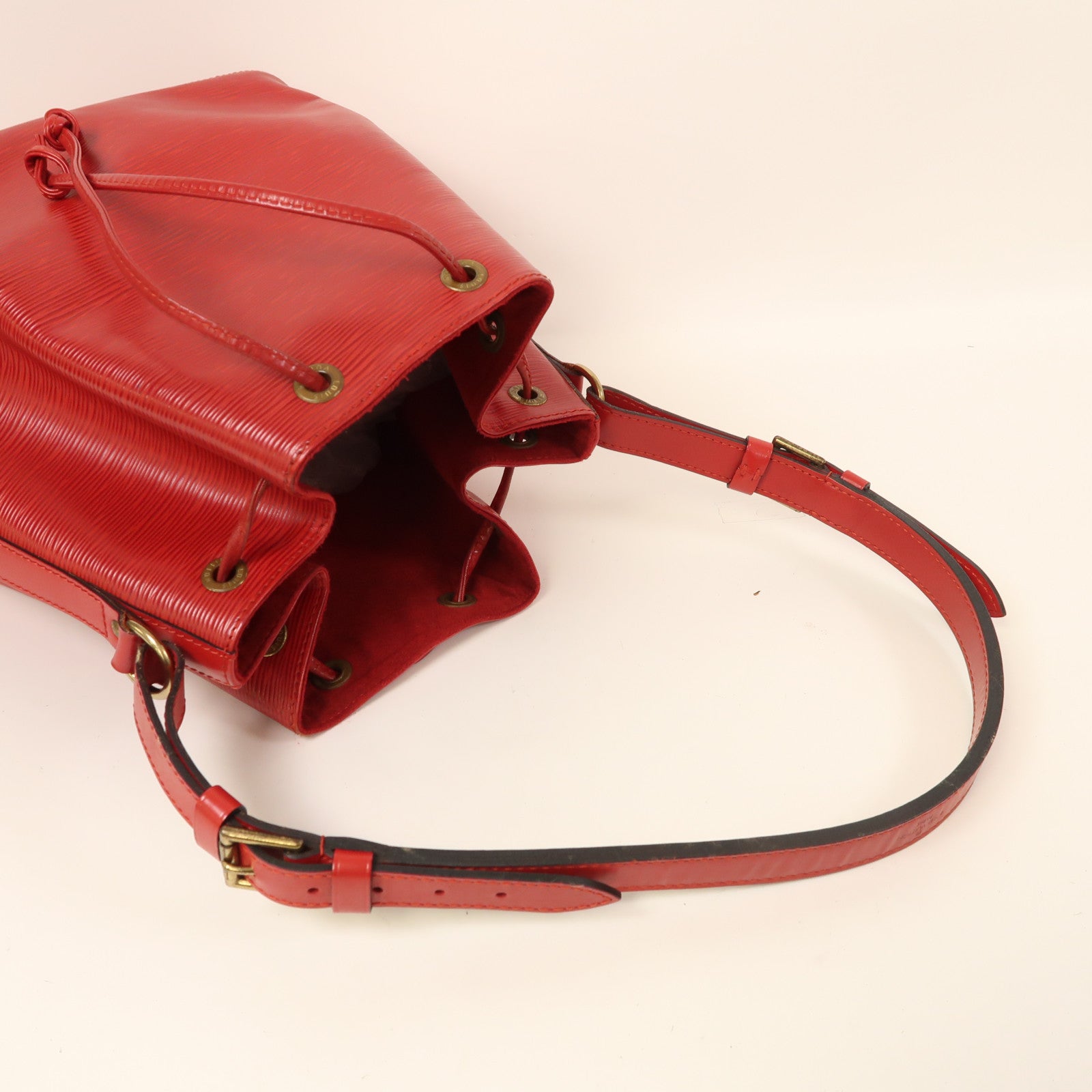 LOUIS VUITTON Epi Petit Noe金扣肩背袋