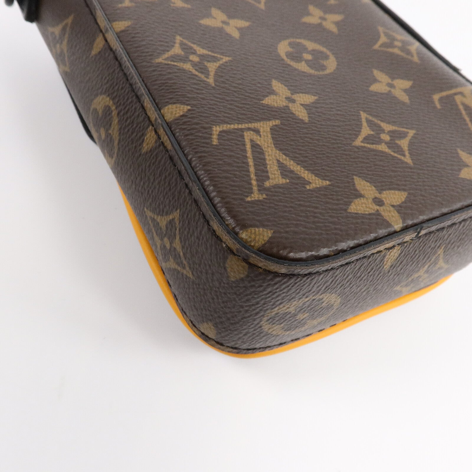 LOUIS VUITTON Monogram S-Lock Vertical Wearable Wallet肩背袋