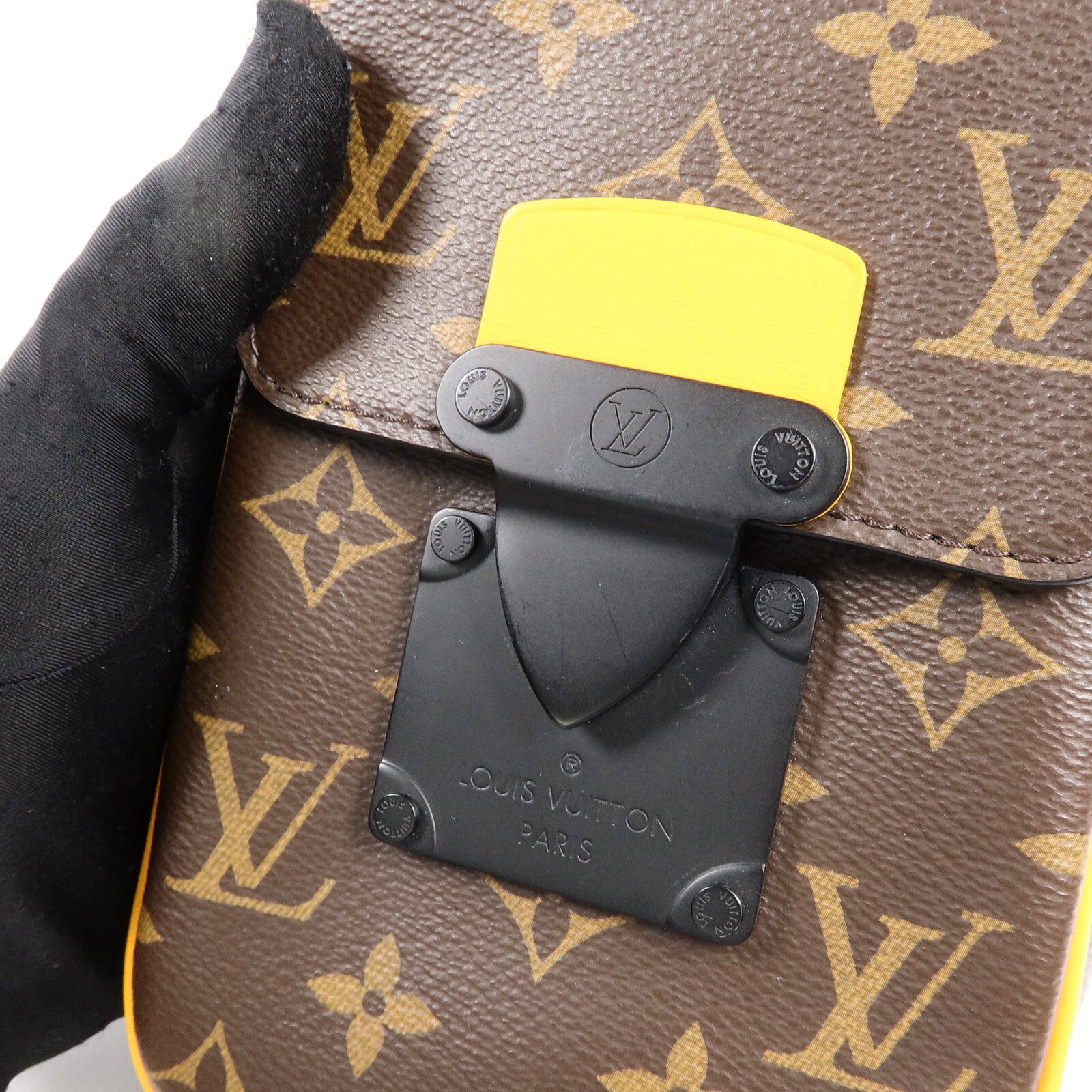 LOUIS VUITTON Monogram S-Lock Vertical Wearable Wallet肩背袋